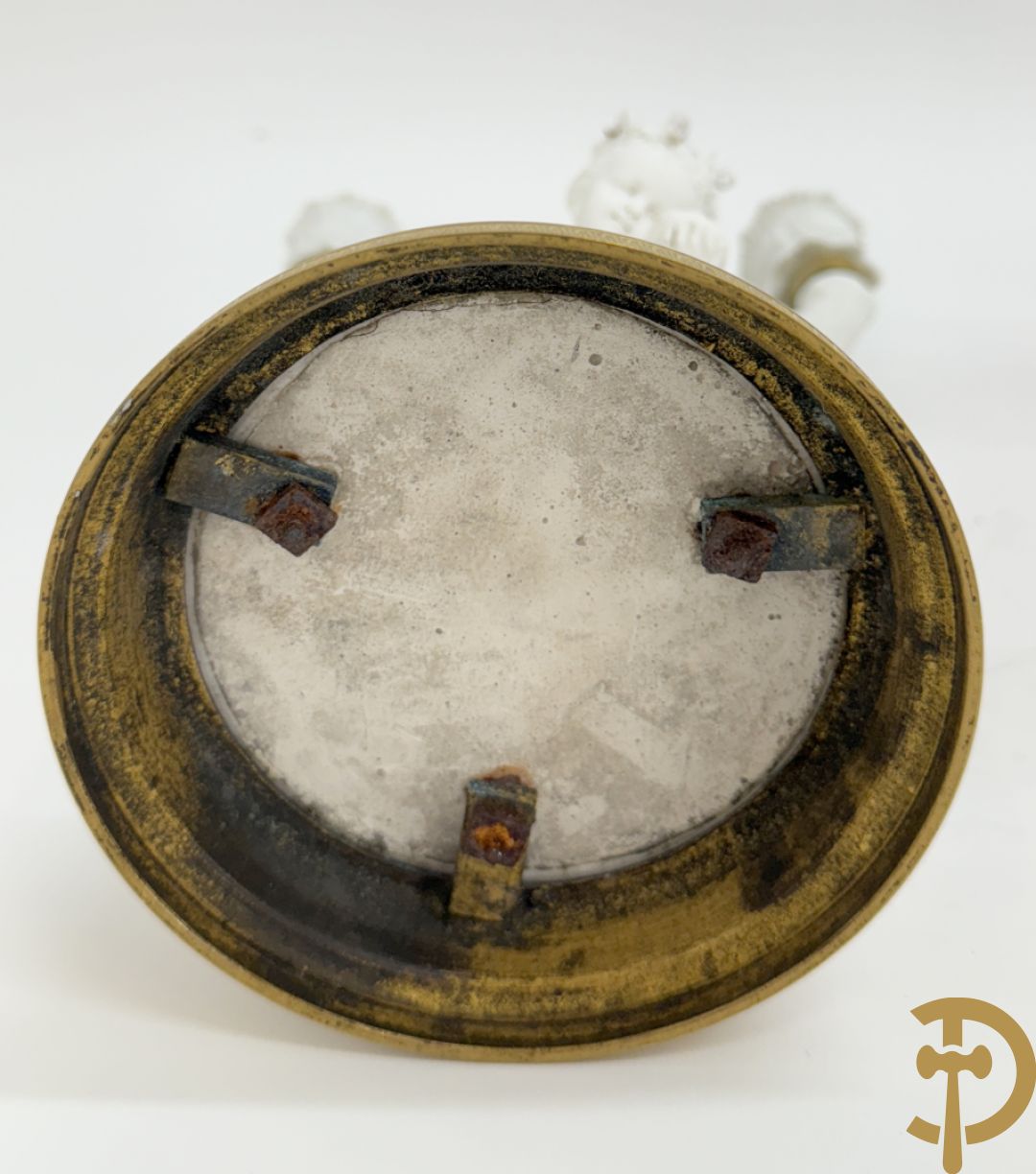 Paar biscuit kandelaars met cupido