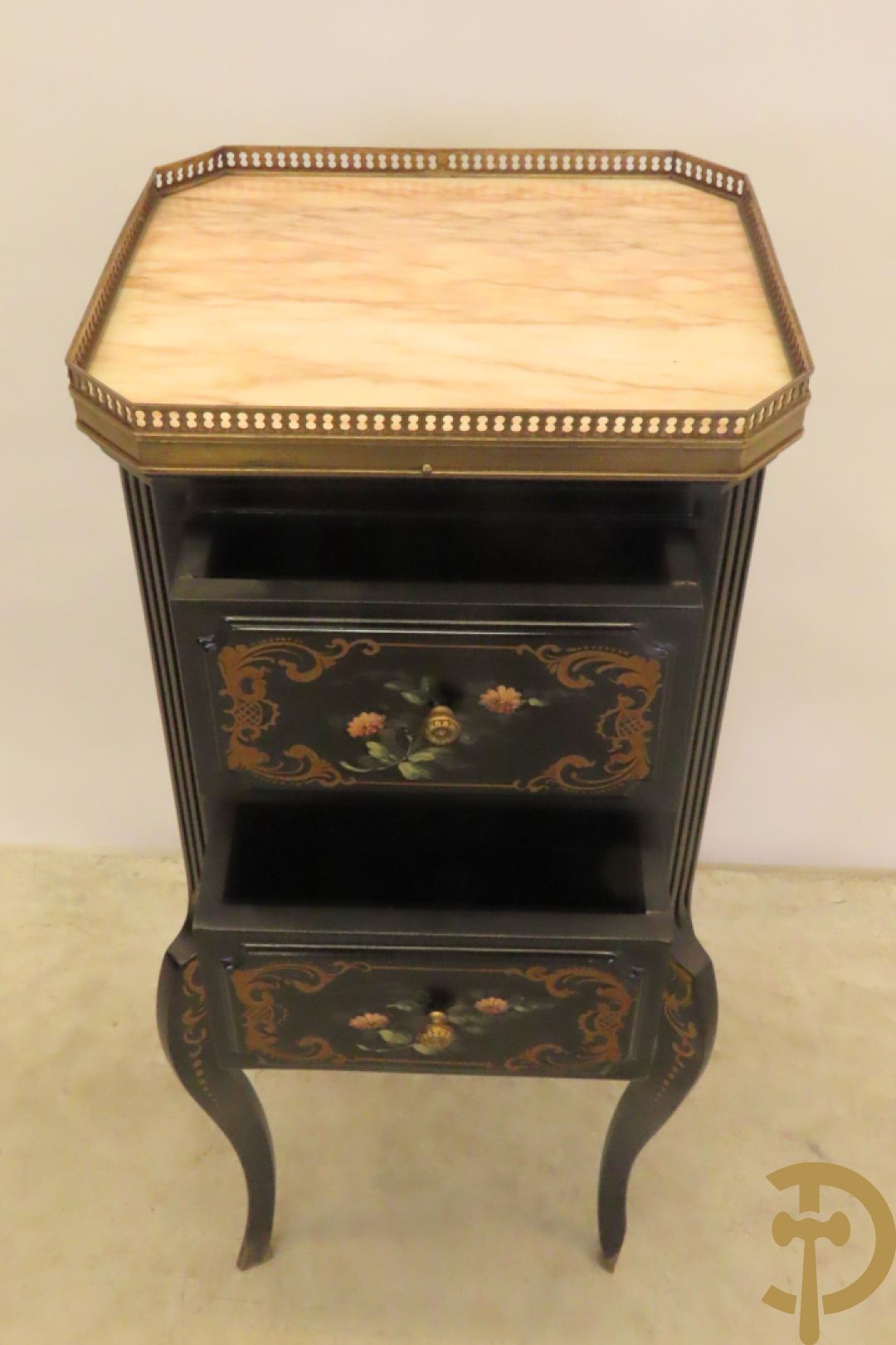Zwart gelakt bijzetkastje met  2 lades beschilderd met bloemenmotieven, bovenaan met marmeren blad