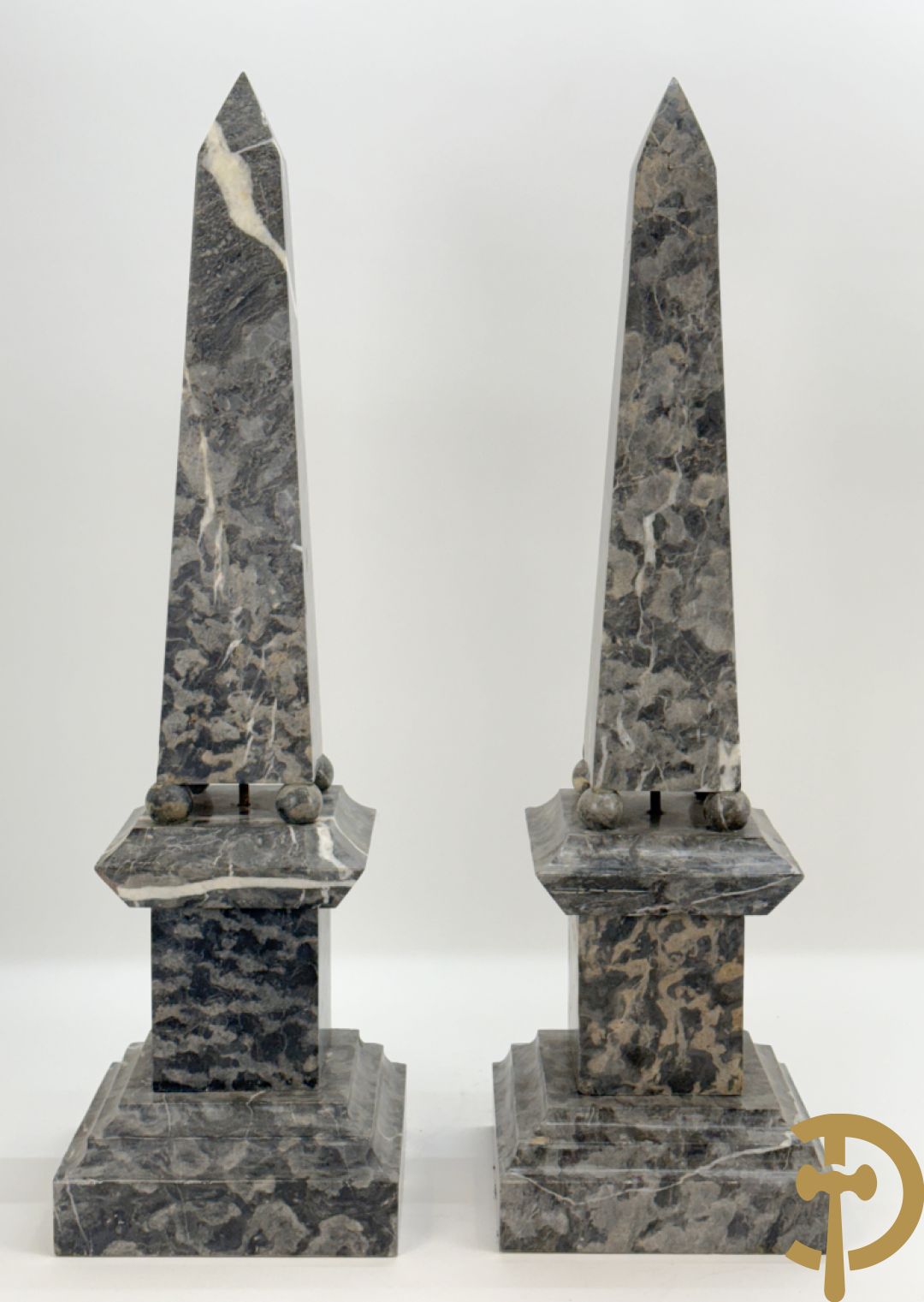 Paar marmeren obelisken