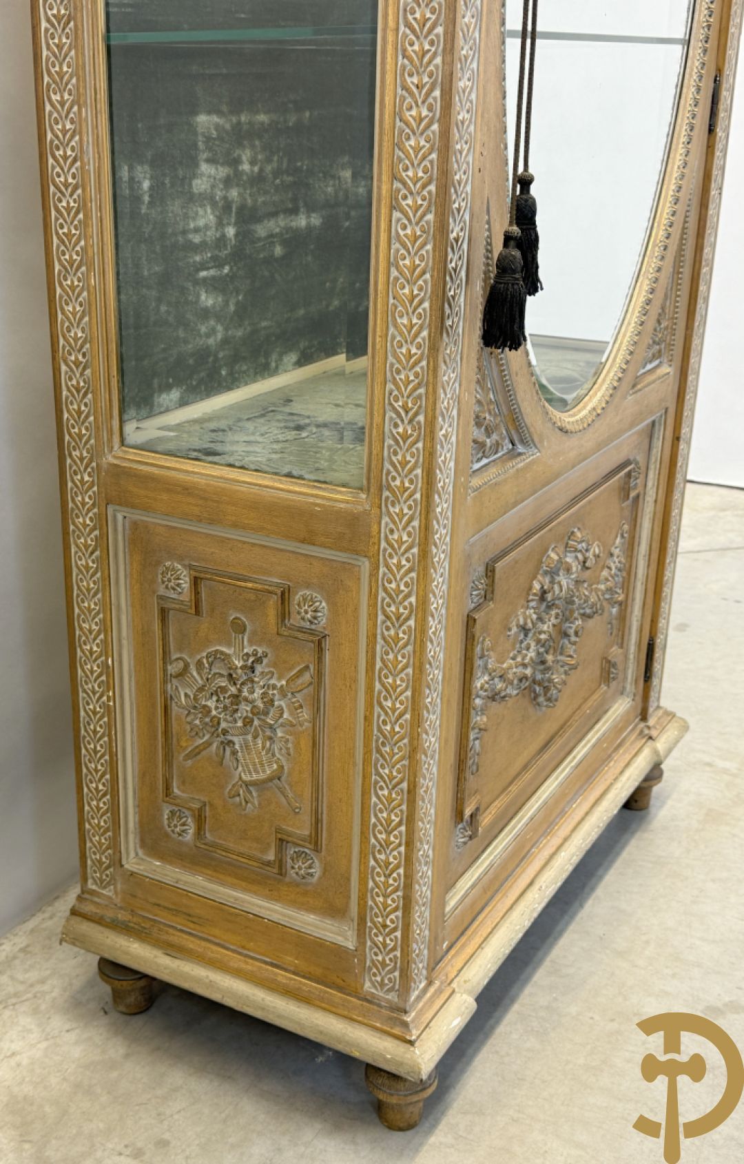 Vergulde ééndeursvitrine met geslepen ruiten, guirlandes en rocailles, bovenaan bekroond met bloemenkrans, Louis XVI stijl