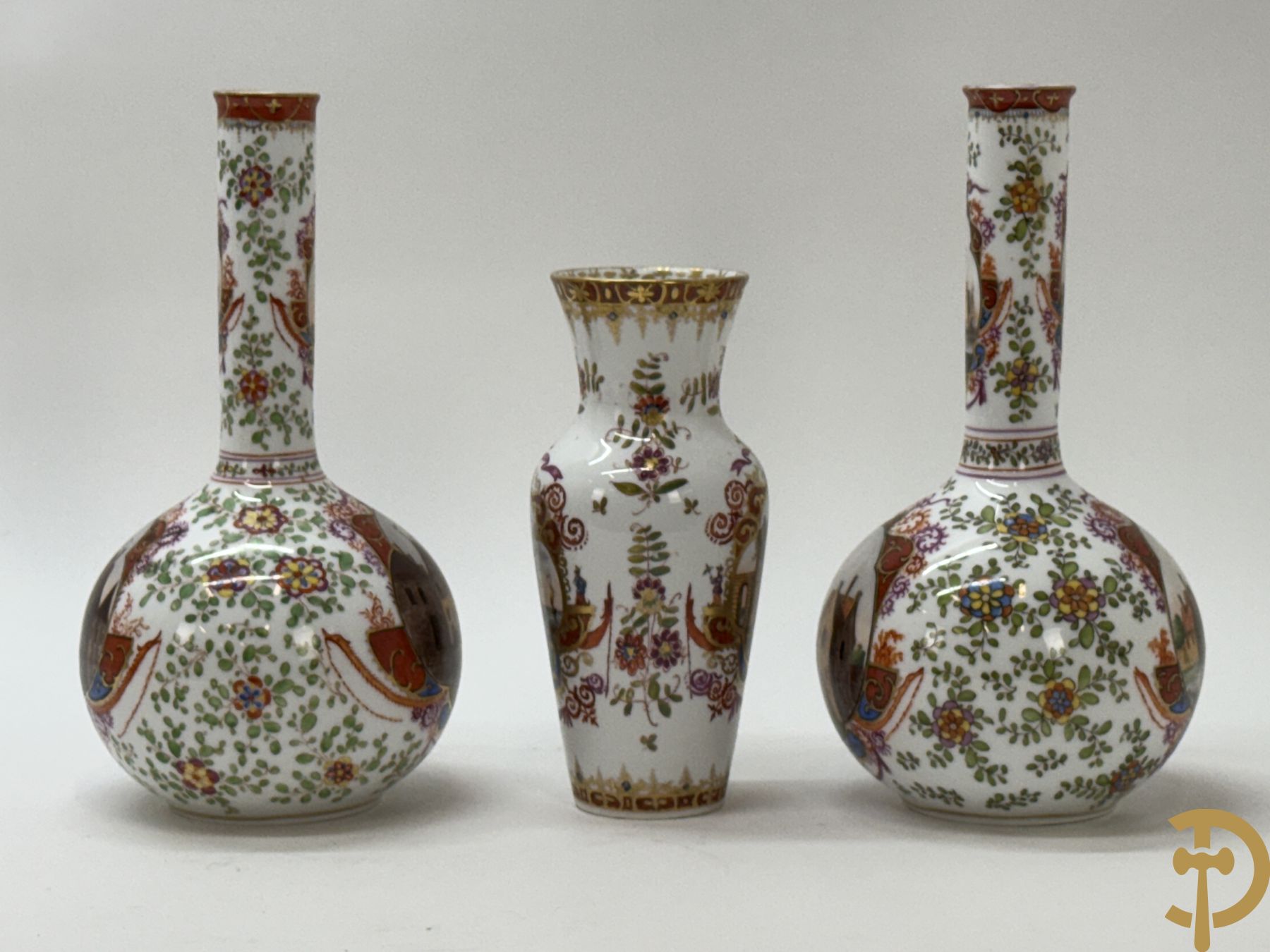 Paar kalebasvormige porseleienen vazen met antieke havenzichten + porseleinen vaasje met havenscènes, onderaan gemerkt