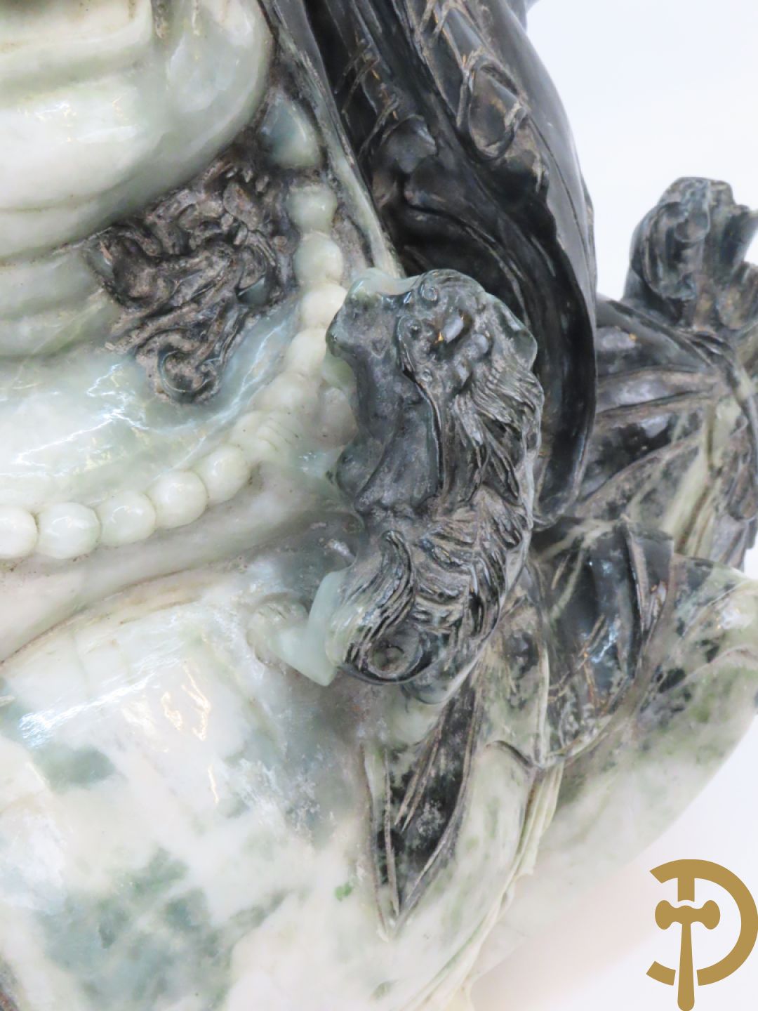 Zittende lachende boedha met kralenkrans en fo hond in gesculpteerde tweekleurige nefriet