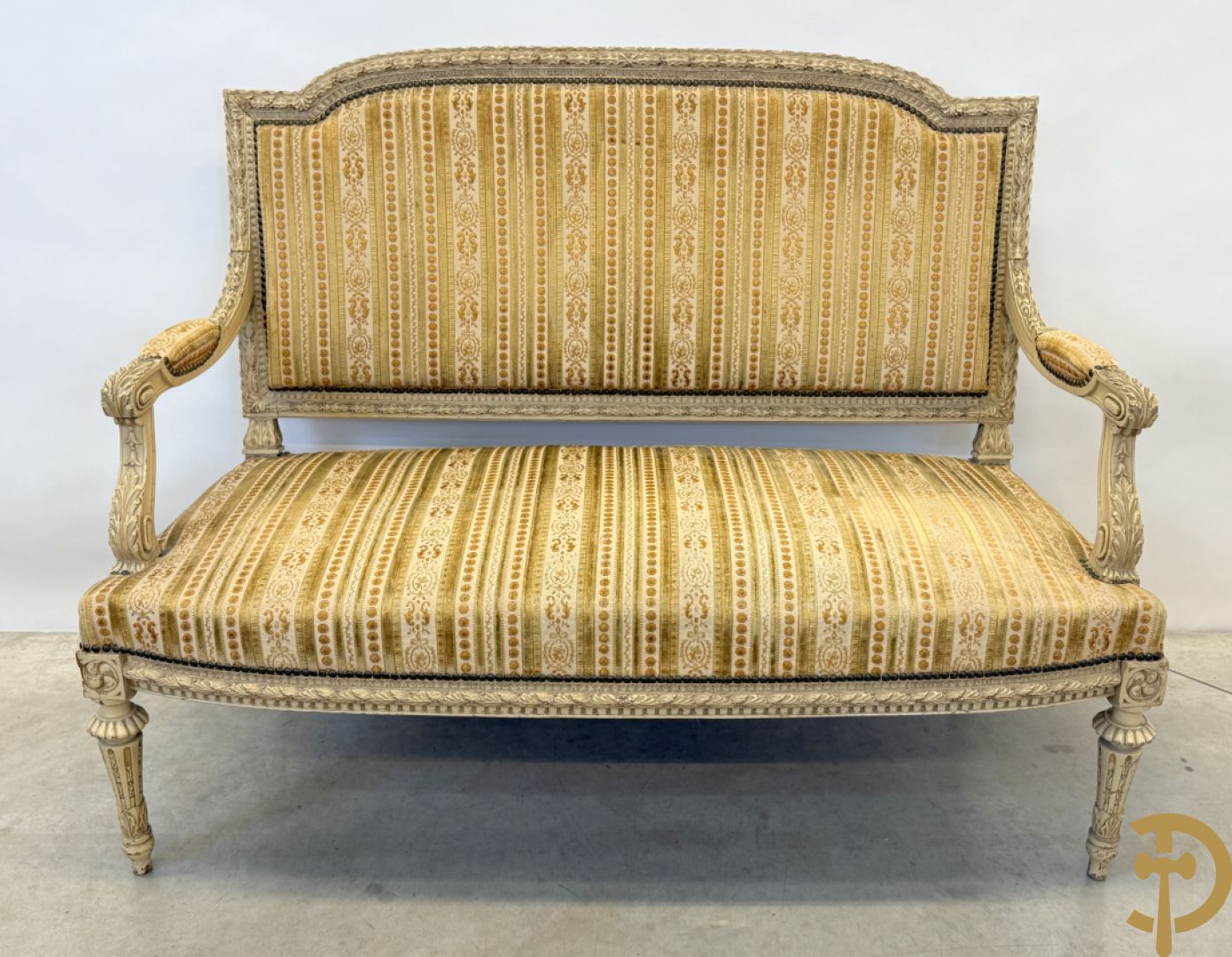 Gemonochromeerd salonensemble met gesculpteerde bladranken bestaande uit canapé, 2 armzetels en 3 stoelen