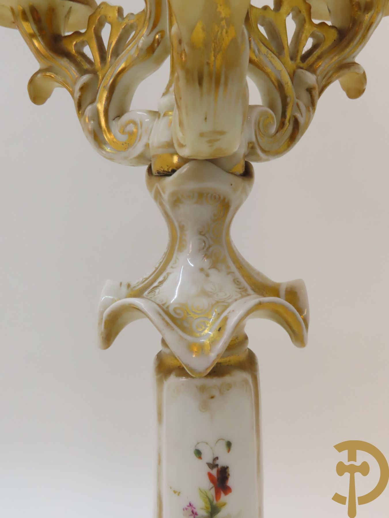 Porseleinen Vieux Paris vierarmige kandelaar met bloemen bezet + paar Vieux Bruxelles cornetvazen