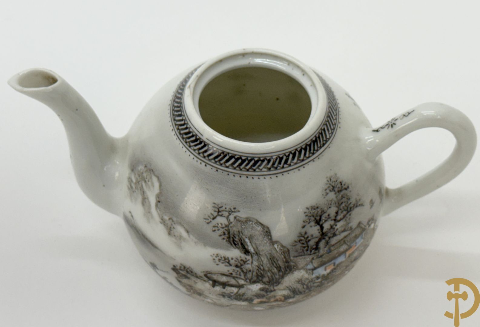 Chinees porseleinen theekannetje met landschapsdecor, vooraan en achteraan Chinese tekens, Republieks periode + kleine Kanton theekan