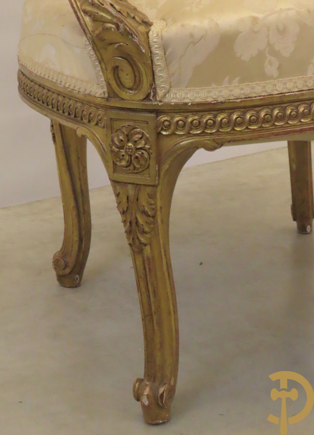 Vergulde armzetel met ovale medaillon bezet met bloemendecor, Louis XVI stijl, 19e