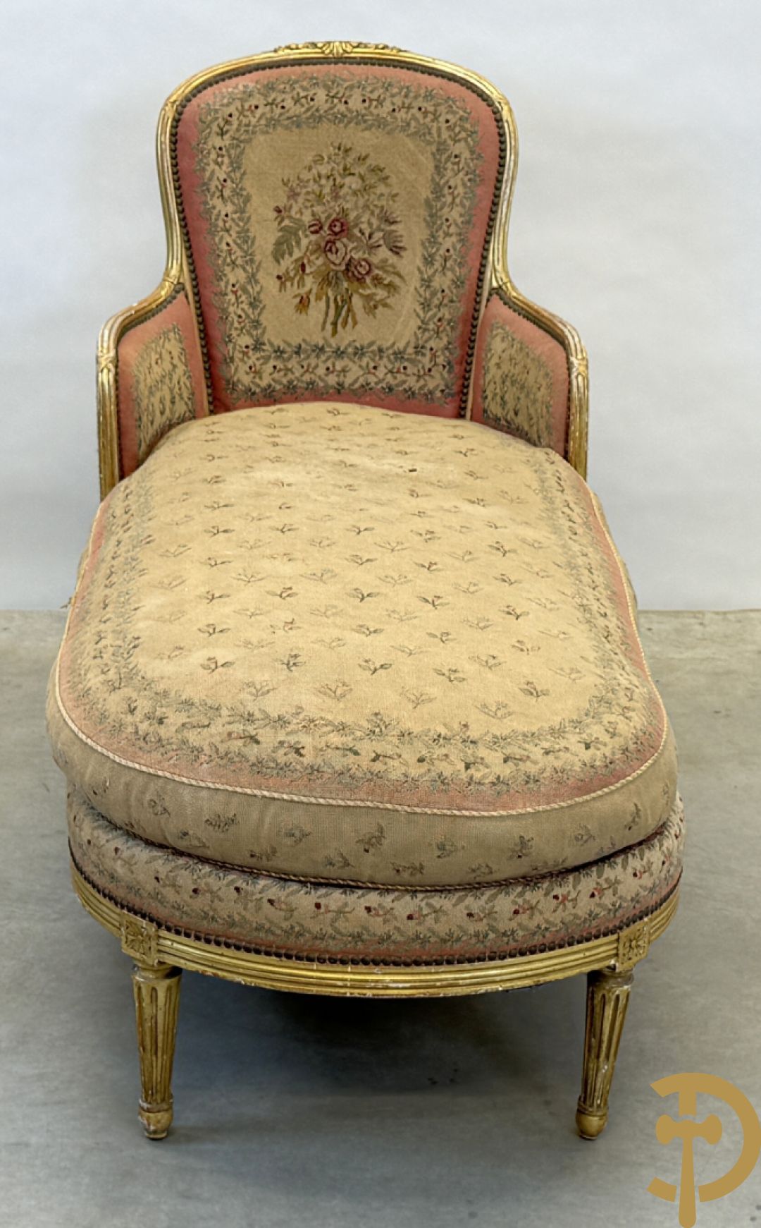 Vergulde Louis XVI chaise longue bezet met petit points met bloemendecor