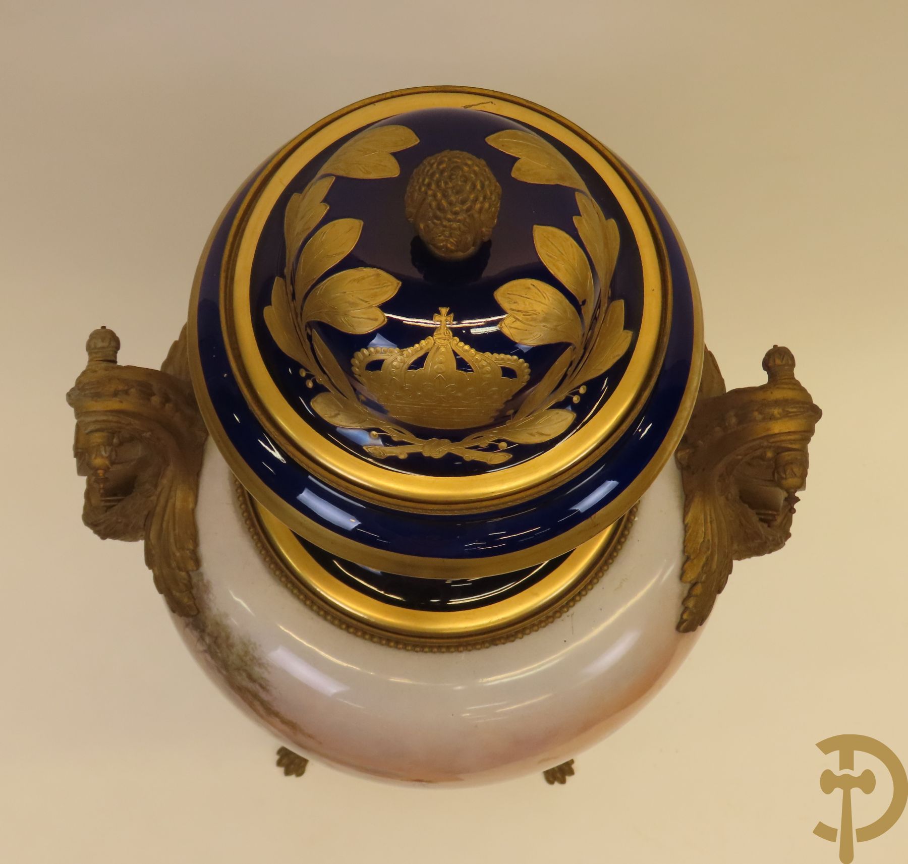 Grote porseleinen Sèvres vaas met dubbel decor van cavalerie, slagveldtaferelen en zicht op kasteel, DESPREZ H. getekend in het decor - bovenaan met verguld decor en zijdelings met bronzen oren en accanthusranken - deksel met Sèvres merkteken - op vierkante bronzen sokkel met klauwepoten