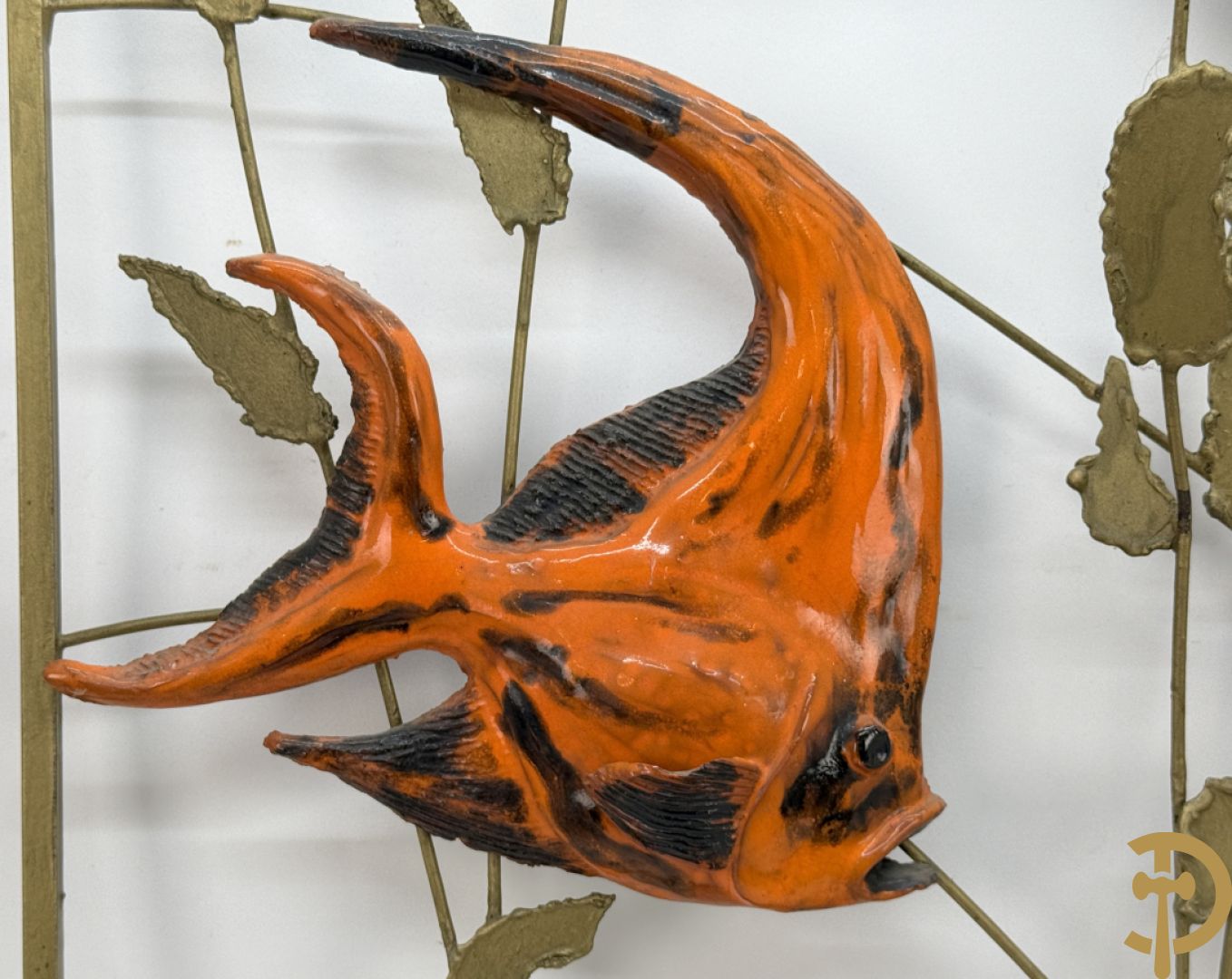 Smeedijzeren decoratief basrelief met keramieken vissen