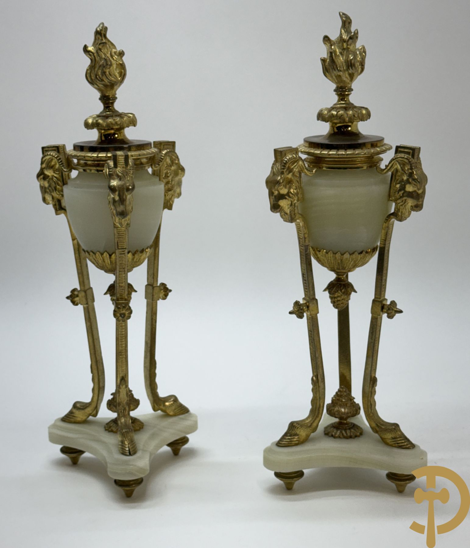 Paar vuurvergulde bronzen cassolettes met onix bezet met bokkepootjes en ramskoppen, bovenaan met flambeau