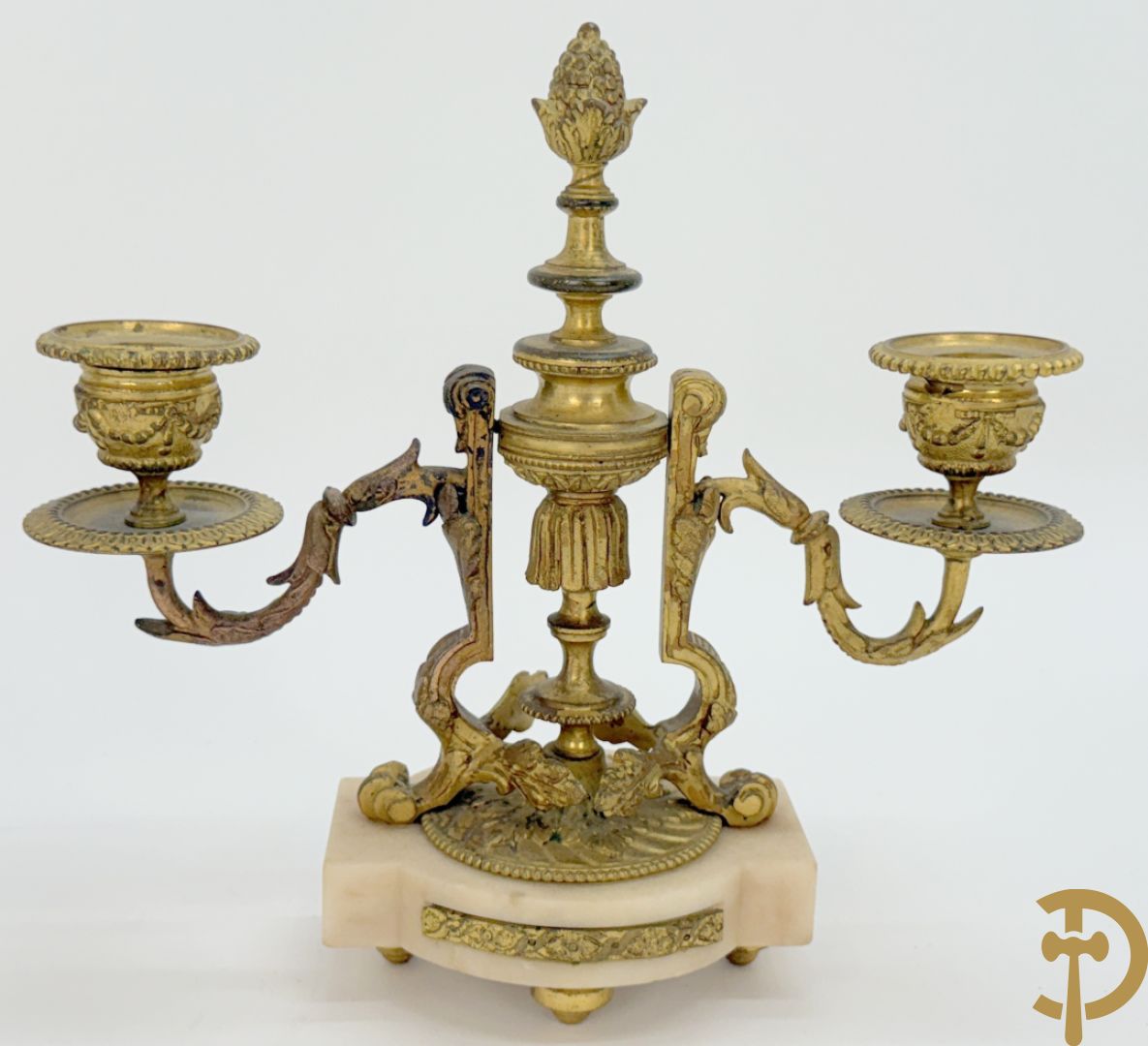 Driedelige garnituur met bronzen ornamenten van vogels en accanthusranken op marmeren basis