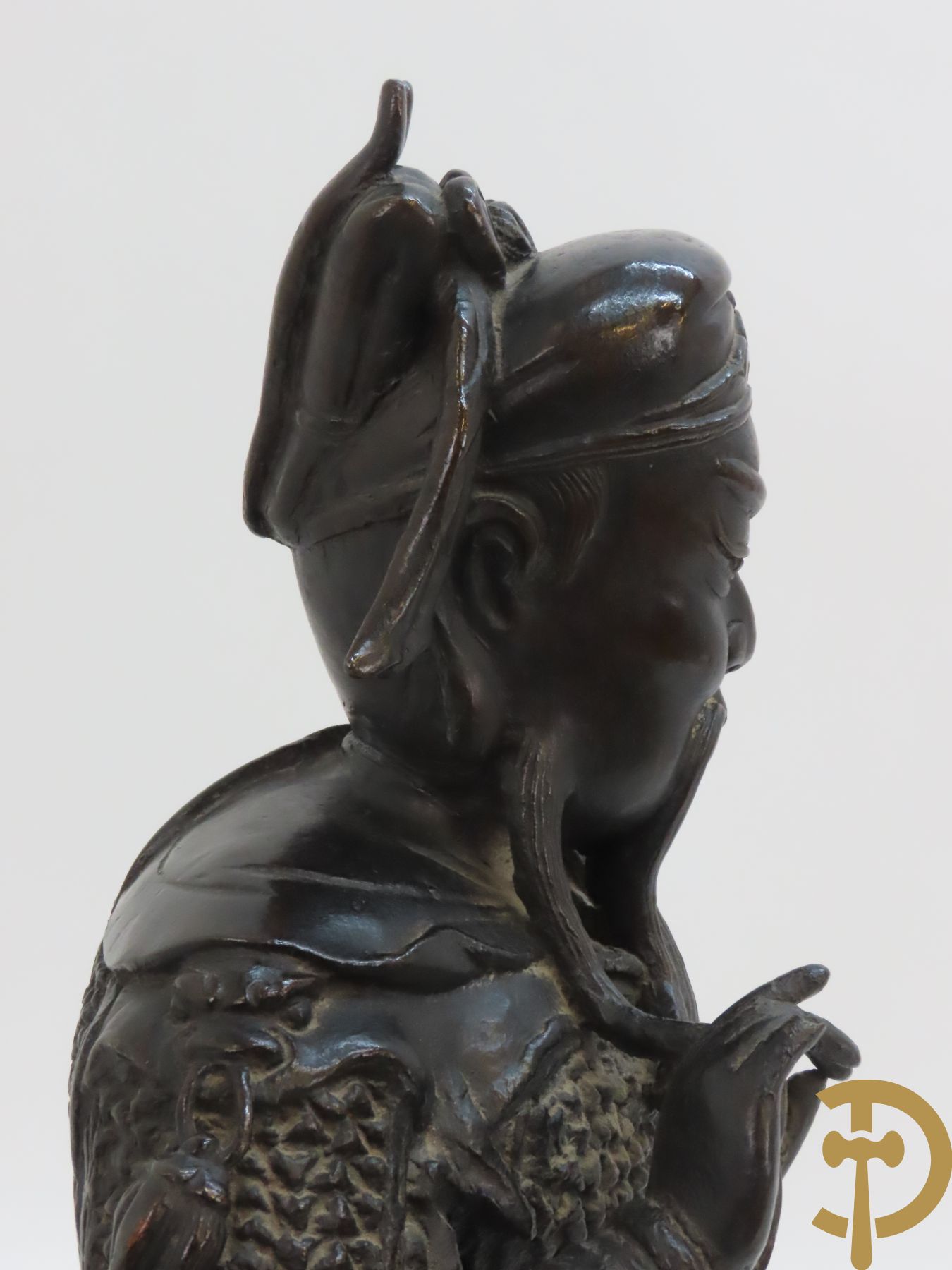 Aziatisch beeld van bronzen zittende krijger Guan Yu