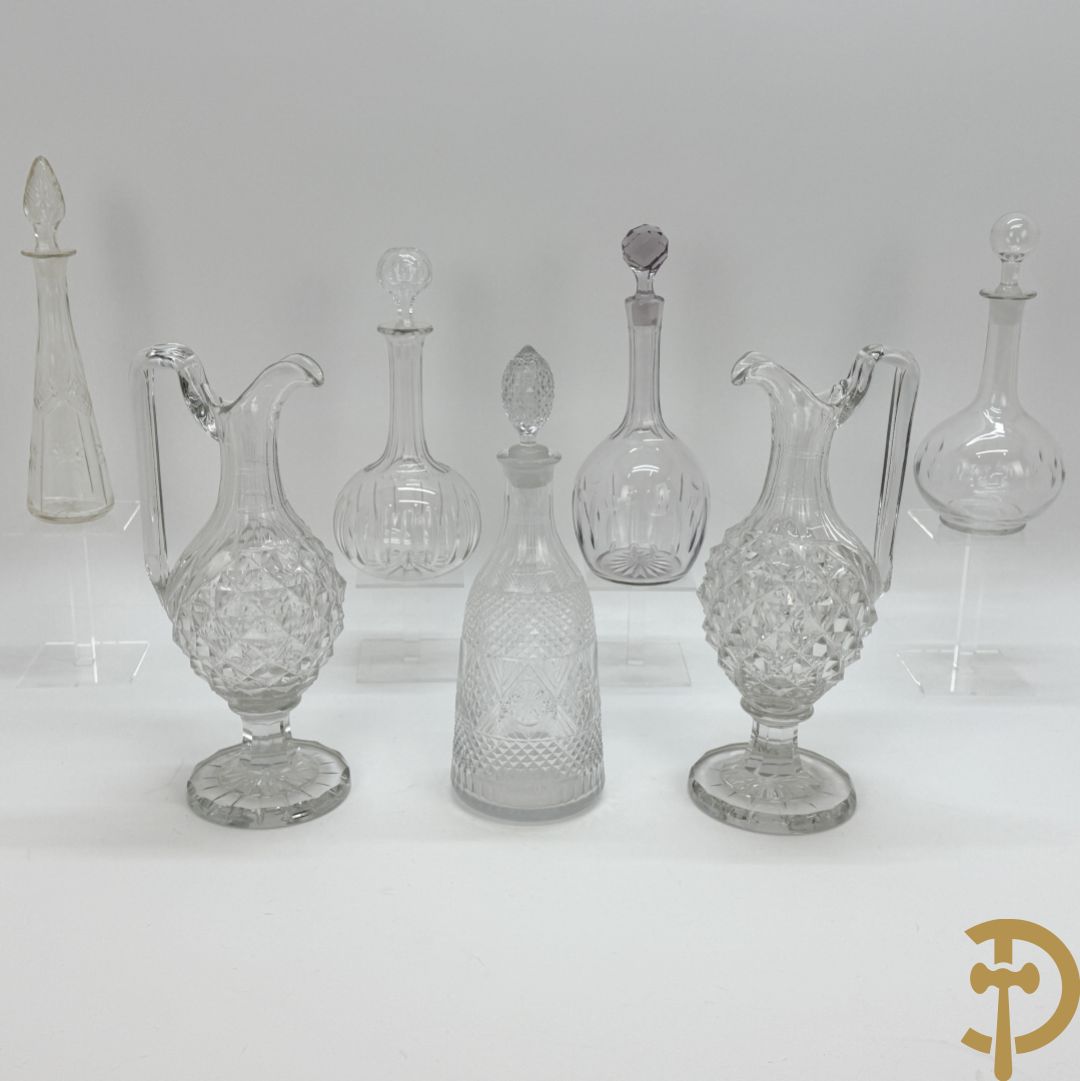 Paar diamantgeslepen karaffen + 5 andere karaffen