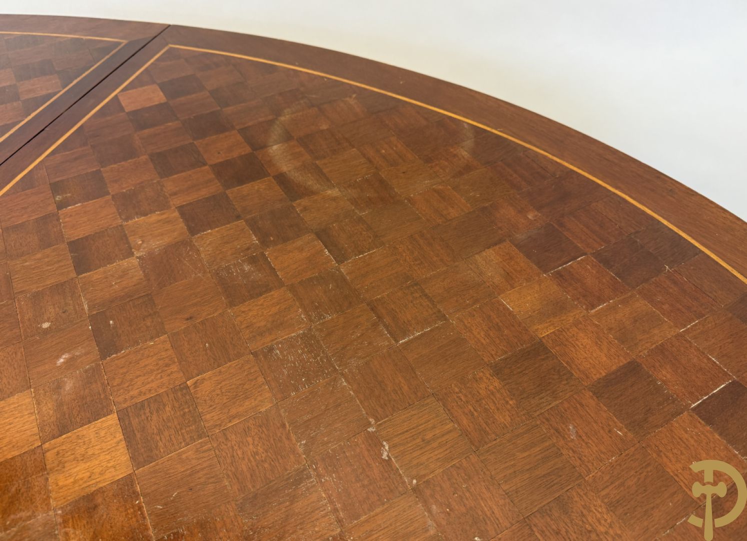 Ovale geparketteerde notelaren tafel bezet met bronzen ornamenten, Art deco Decoene