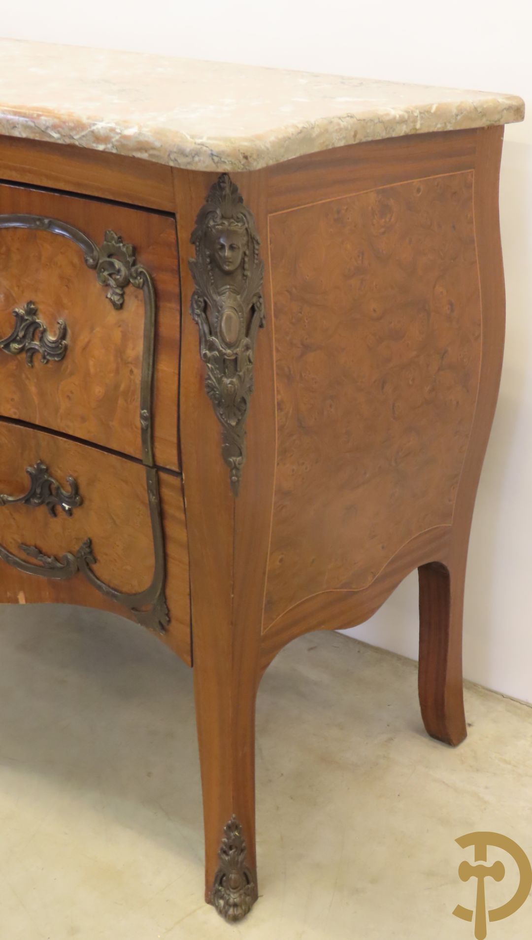 Wortelnotehouten gegalbeerde tweeladencommode met bronzen accanthusranken op lades, bronzen trekkers en dameshoofden opzij