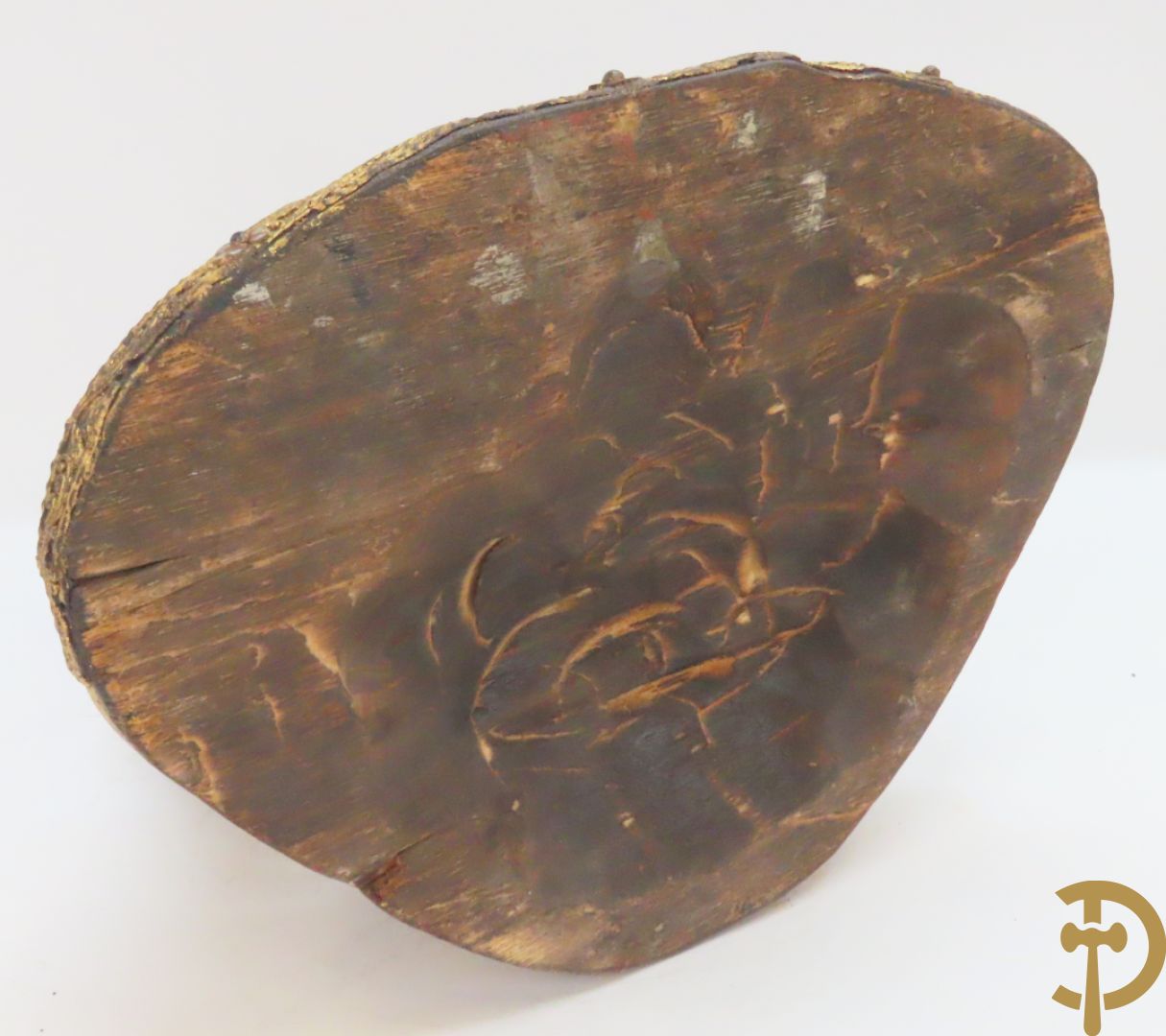 Grote staande vergulde houtgesculpteerde boedha +vergulde  zittende houten boedha met edelsteentjes