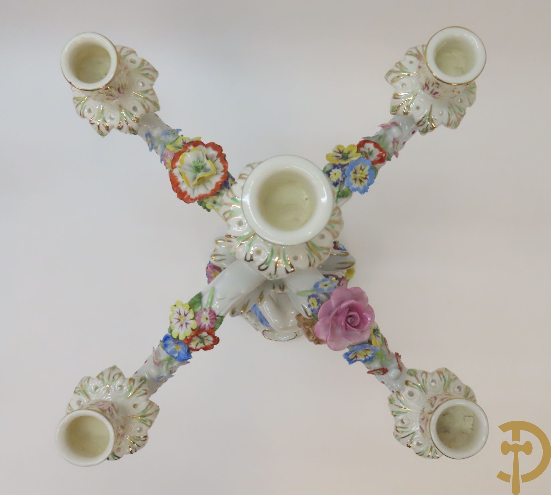 Twee porseleinen vijfarmige kandelaars met cupido