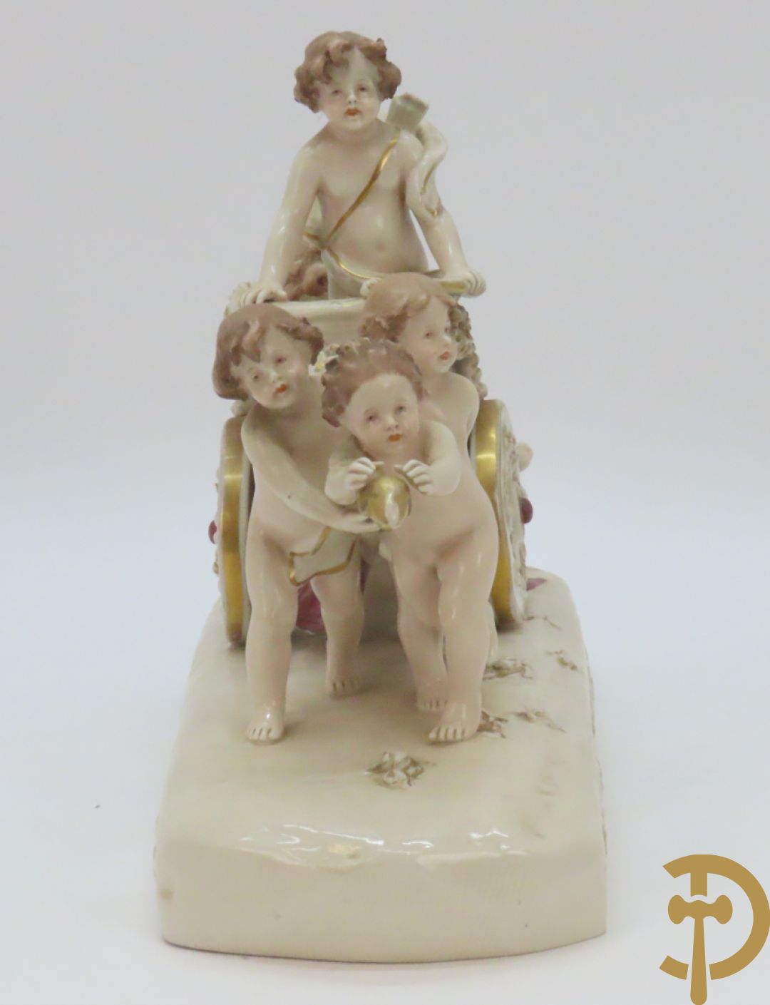 Koets in Royal Dux getrokken door cupido