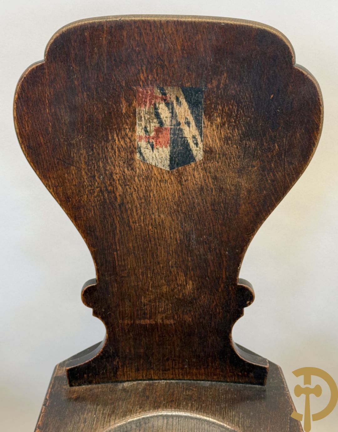 Zes landelijke eiken stoelen met beschilderde wapenschilden op de rug