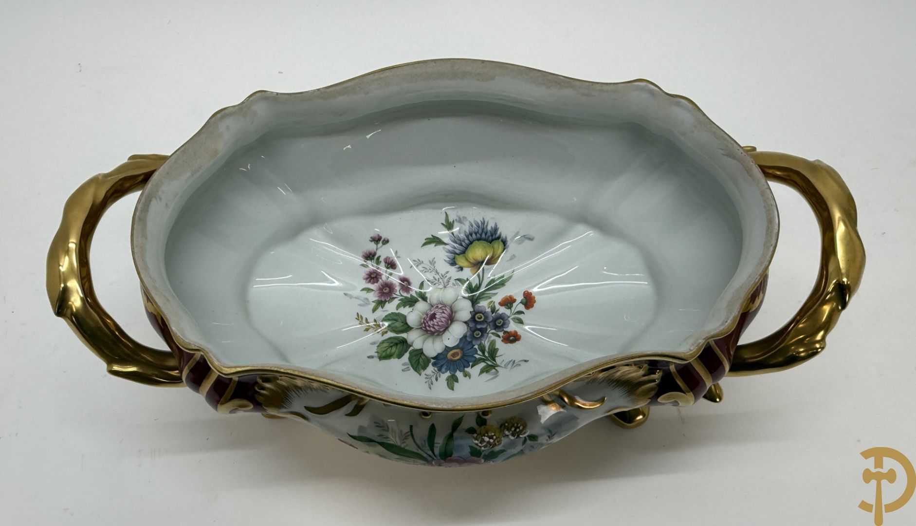 Porseleinen milieu de table (schaal en coupe) Limoges met bloemendecor en vergulde ornamenten, gemerkt onderaan