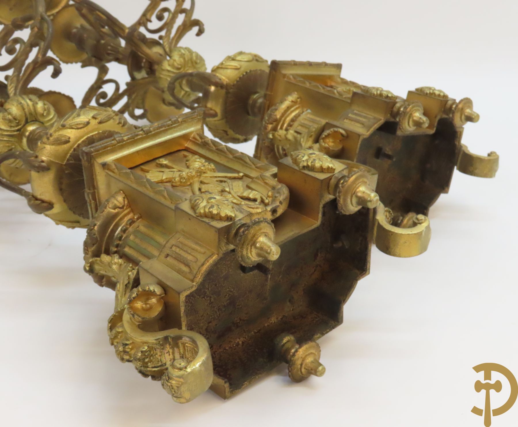 Paar bronzen kandelaars bovenaan bekroond met amfoor en pijlenkoker