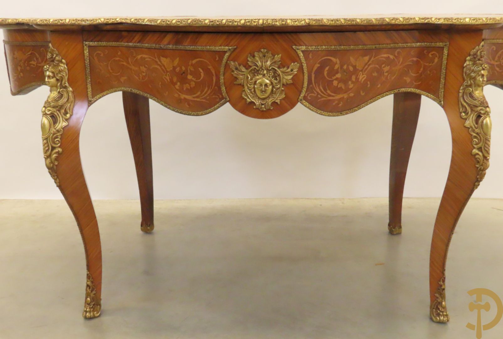 Gemarketteerde ovale notelaren tafel bezet met bronsbeslag van dameshoofden + stoel