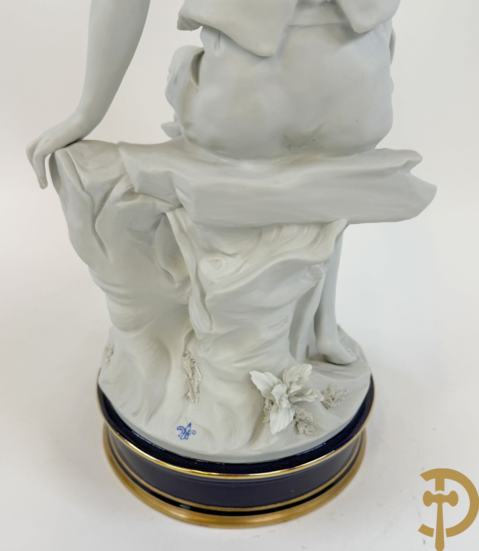 Italiaanse biscuitgroepen w.o. grote groep met 2 liggende naakte dames met zwaan, jongeman op rots, vioolspeler met edeldame, dame met kanten jurk en kinderen + Armani G. getekend 