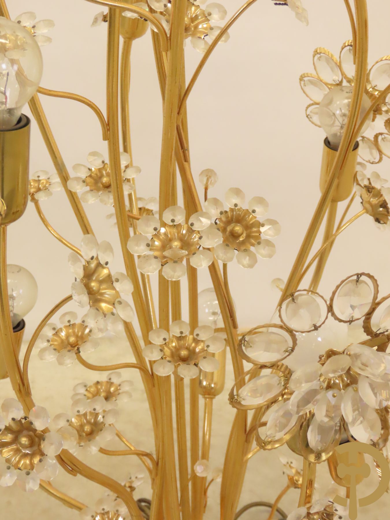 Vintage koperen staande lampadaire met strass bloemen