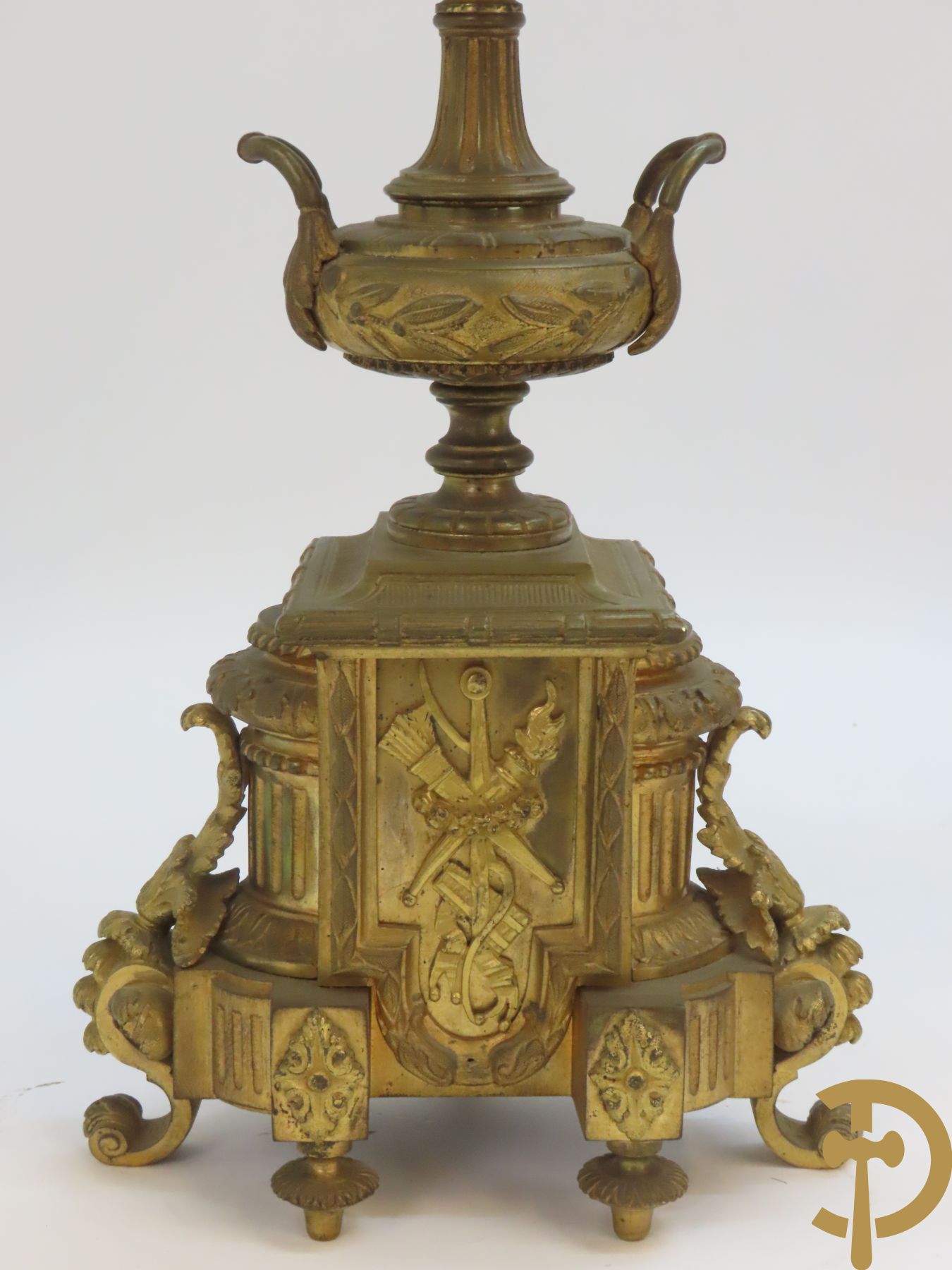 Paar bronzen kandelaars bovenaan bekroond met amfoor en pijlenkoker