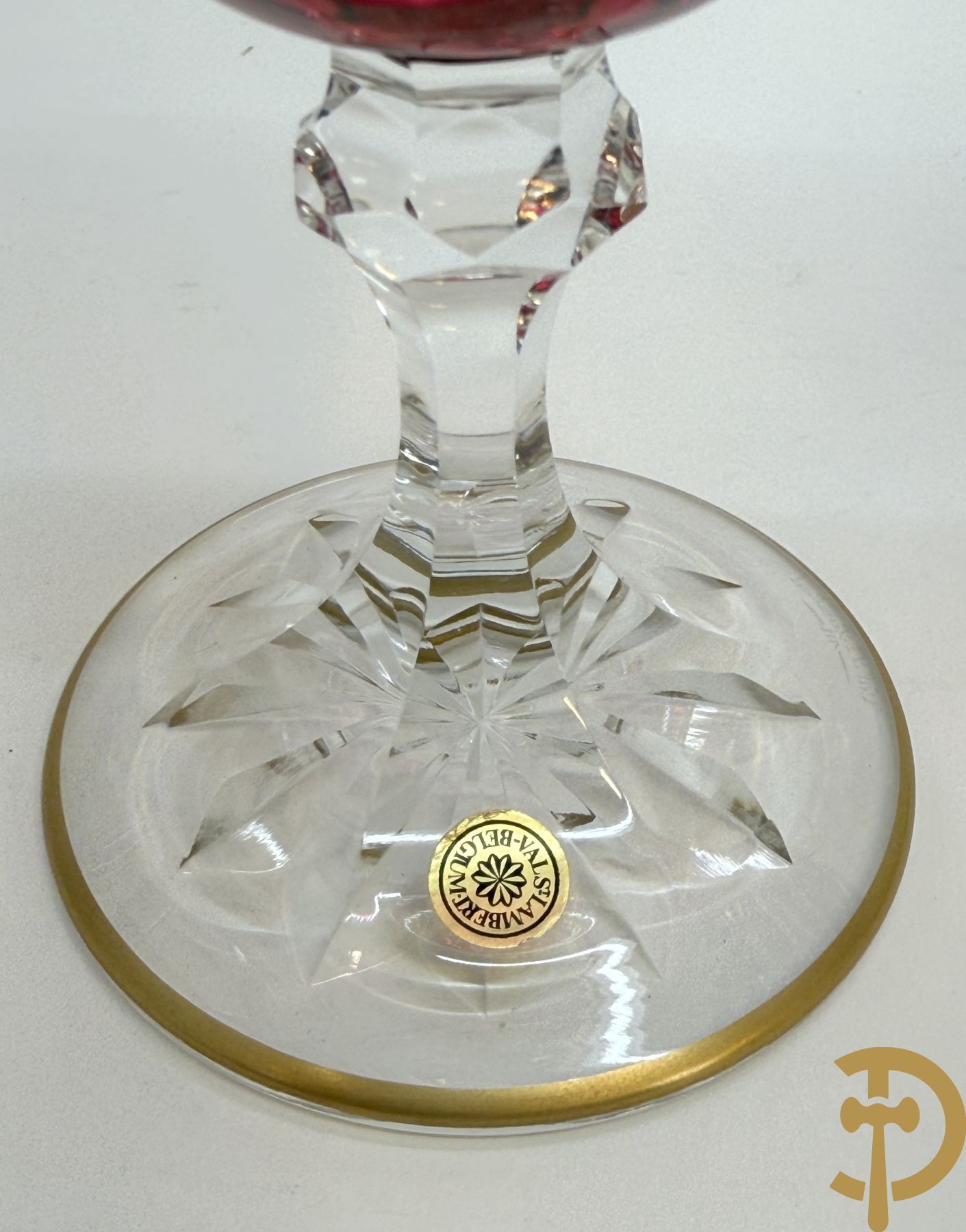 Acht rode handgeslepen Val-Saint-Lambert glazen met verguld decor van accanthusranken en druivenranken