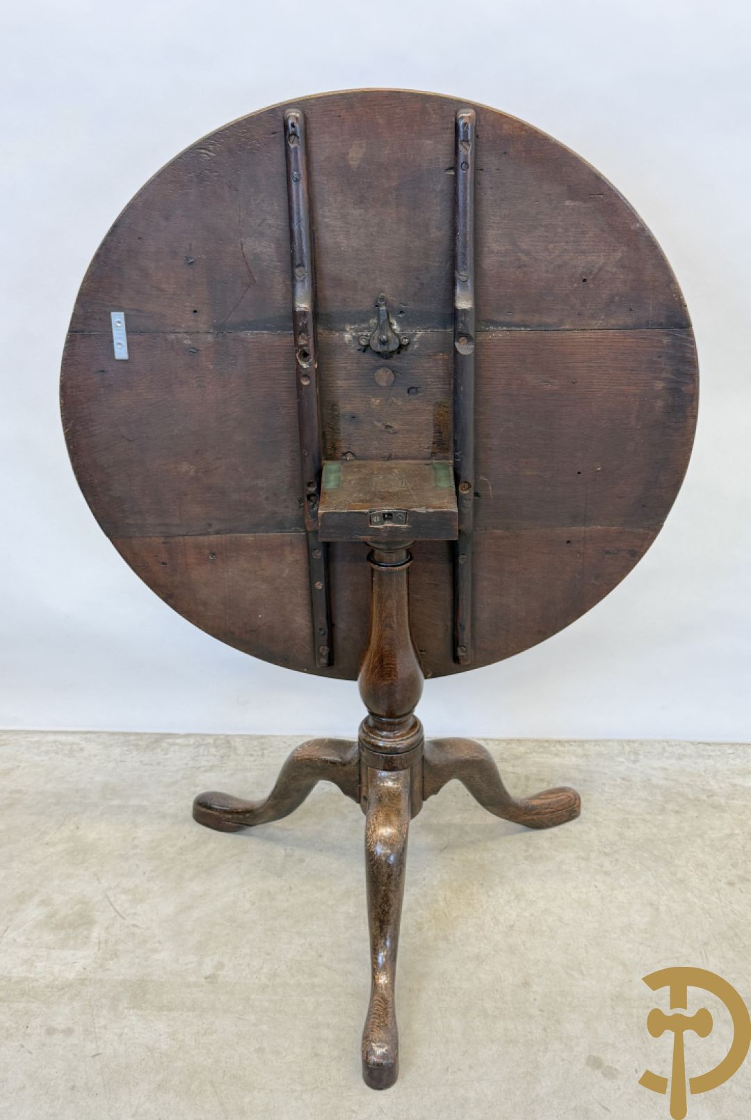 Engelse eiken ronde kantelbare flaptafel op Queen Anne poten + eiken bijzettafel op driepikkel