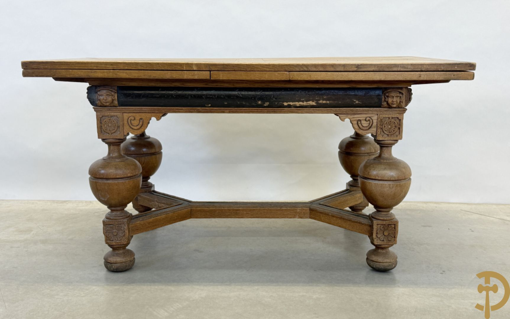 Eiken Neo Renaissance bolpoottafel bezet met rosassen en gesculpteerde kinderkopjes