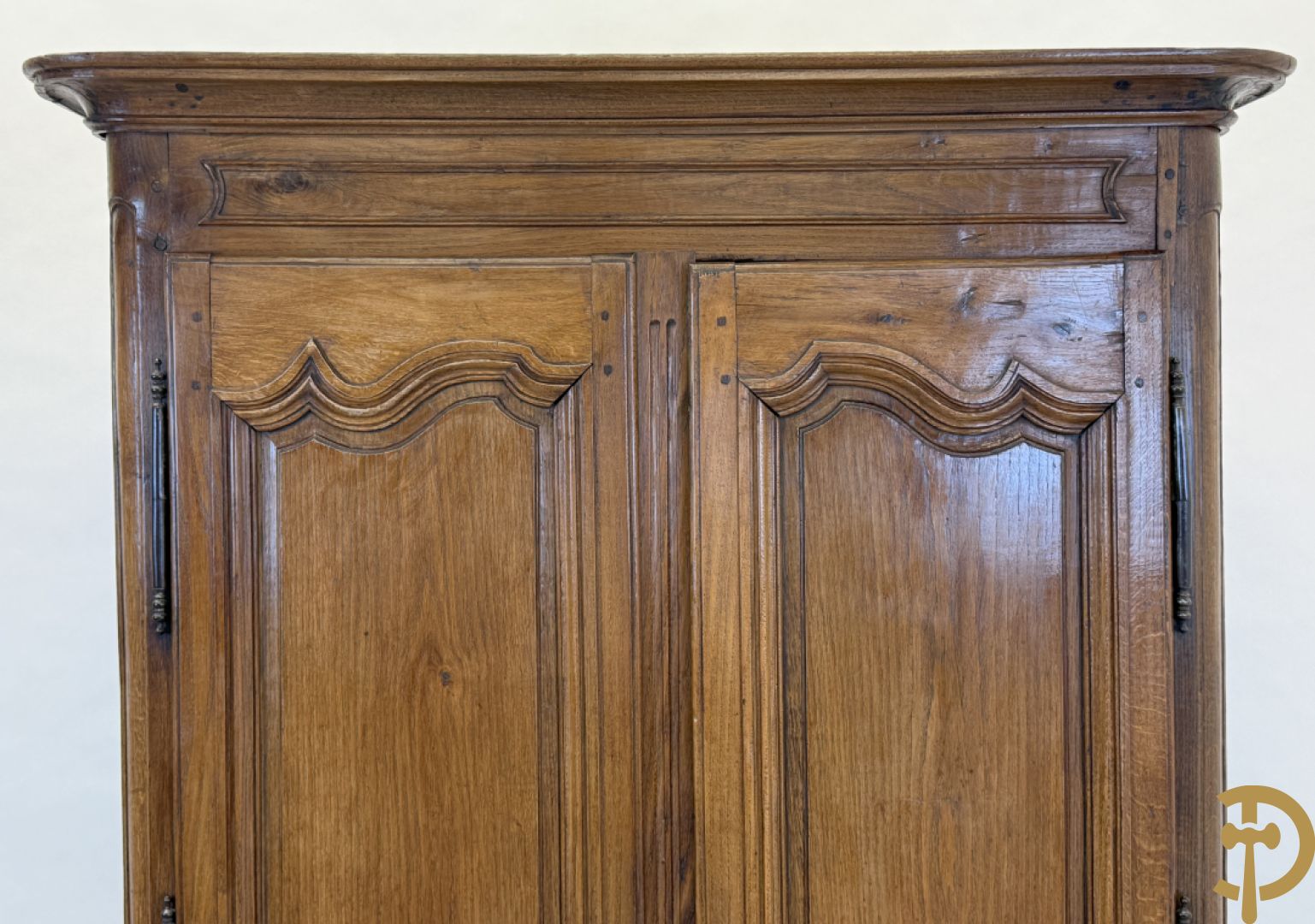 Massief eiken tweedeurskast met gezwaaide deuren op voluutvormige poten