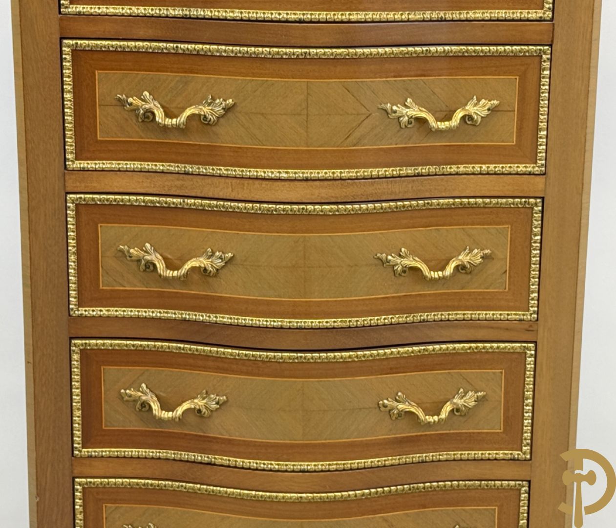 Notelaren zevenladenkast met bronsbeslag op voluutvormige poten - bovenaan marmeren blad