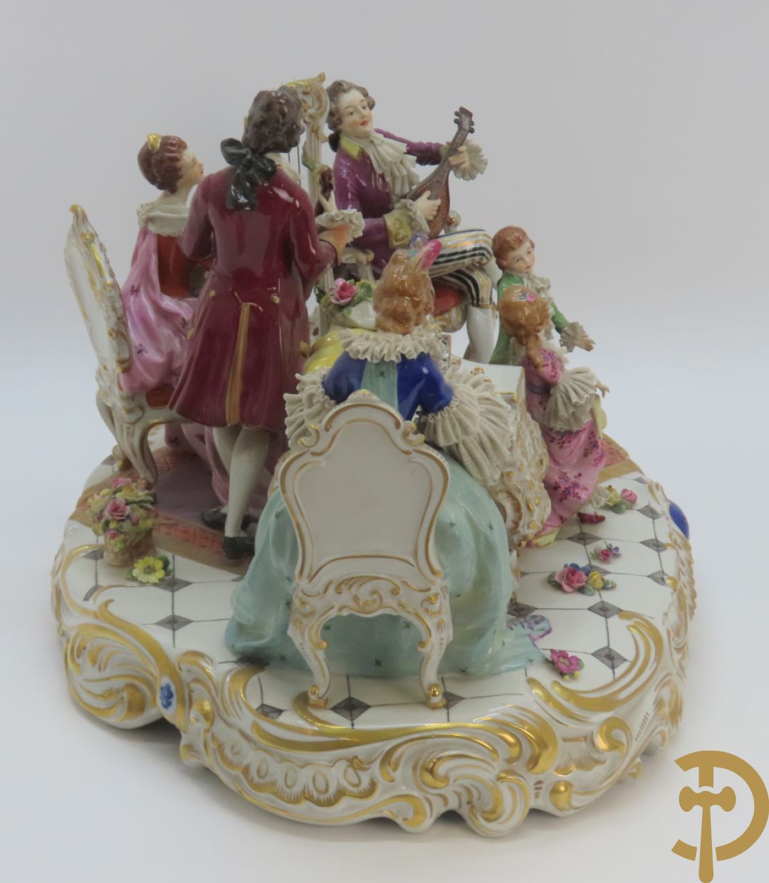 Grote gekleurde porseleinen geanimeerde groep met 7 muziekspelers