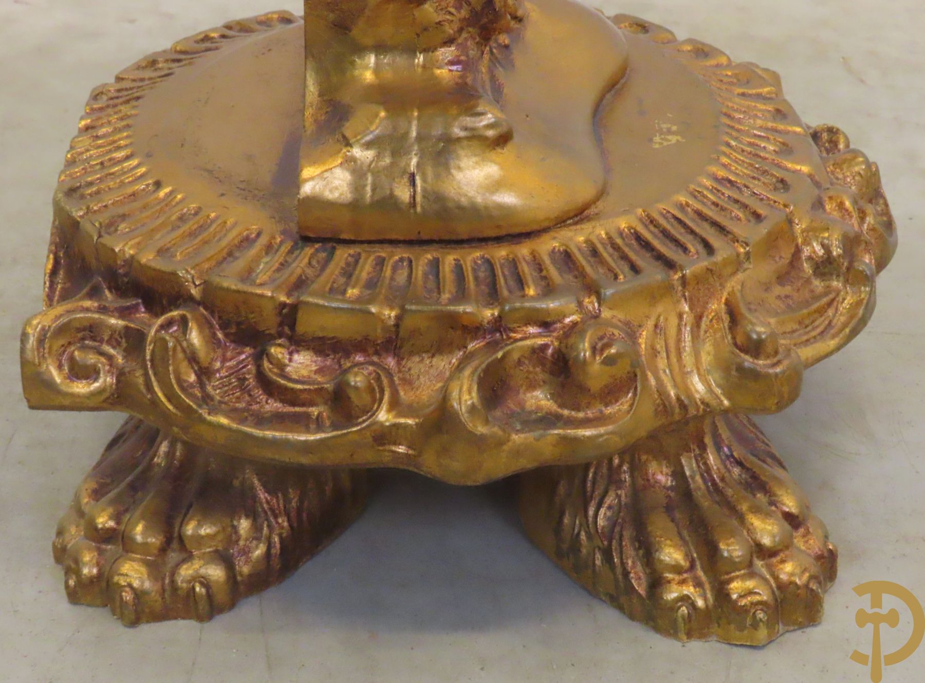 Vergulde halve maanvormige console gedragen door cupido op klauwepoten