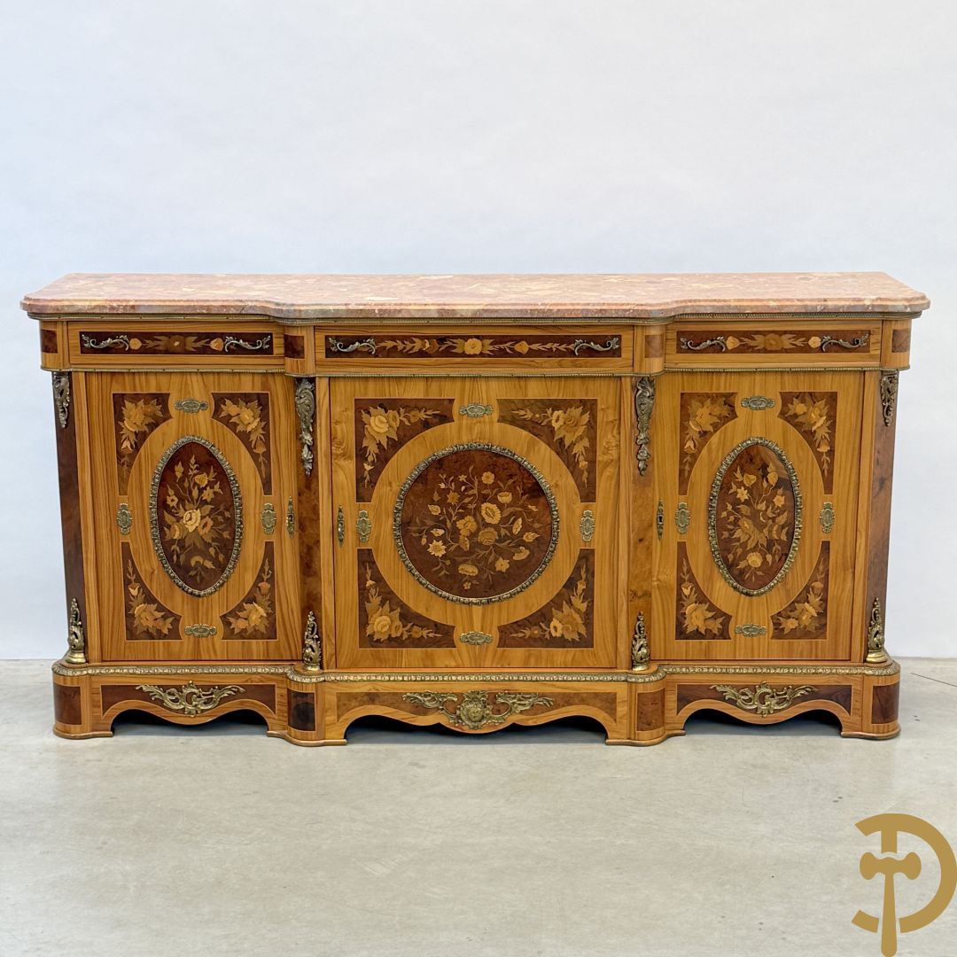 Notelaren driedeursdressoir met bloemenmarquetterie, bronsbeslag en marmeren blad