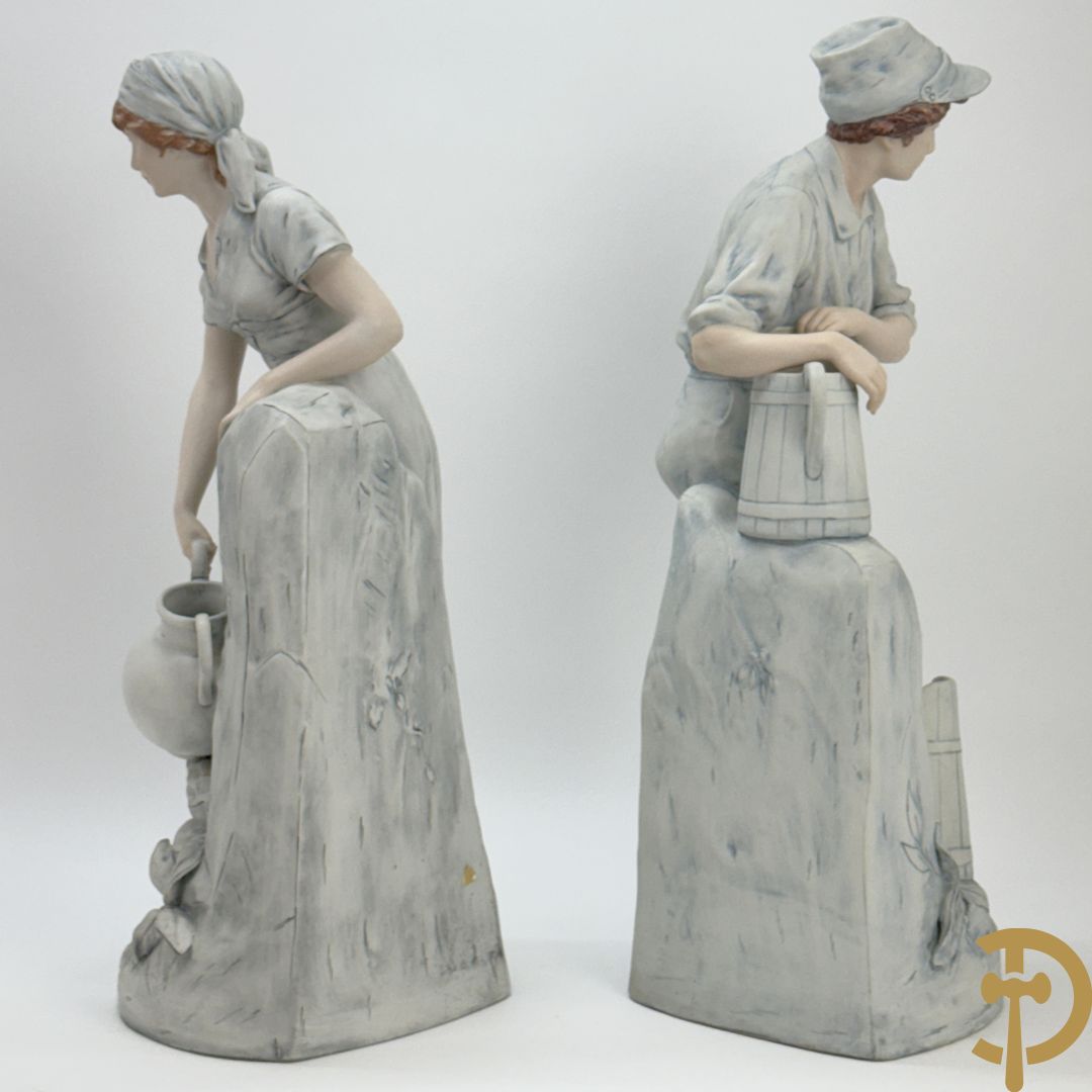 Paar Royal Dux beelden van koppel bij de waterbron, nummers 10563 en 10564