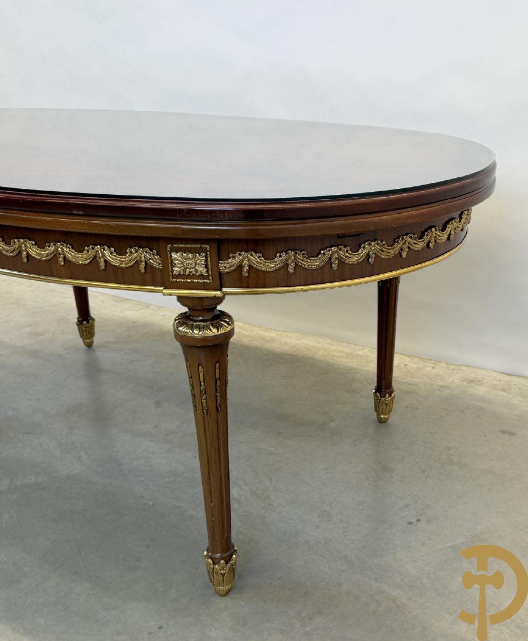 Ovale notelaren tafel bezet met bronsbeslag op gecanneleerde poten