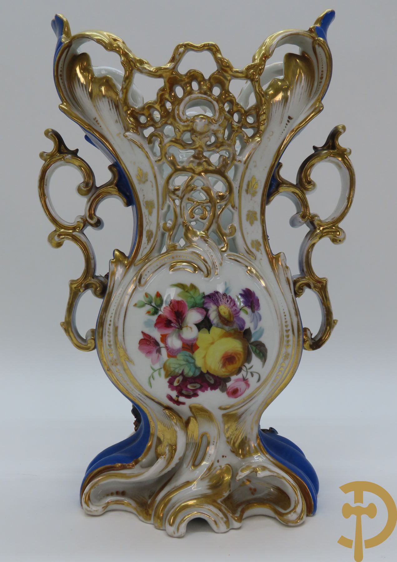 Porseleinen Franse cornetvaas geajoureerd met bloemenmotief, Vieux Paris + Vieux Paris coupe + porseleinen coupe met bloemenmotieven bezet