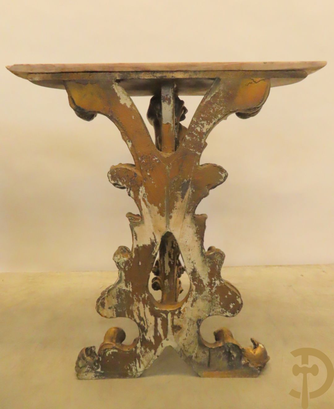 Twee vergulde consooltjes met cupido