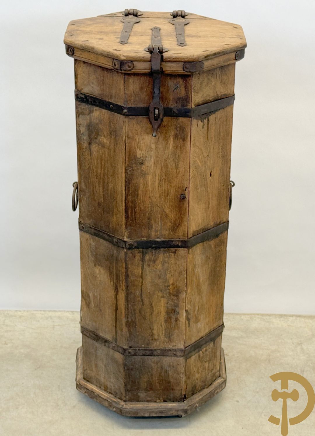 Achthoekig eiken opbergmeubel met smeedijzeren hengsels en geheime ruimte onderaan