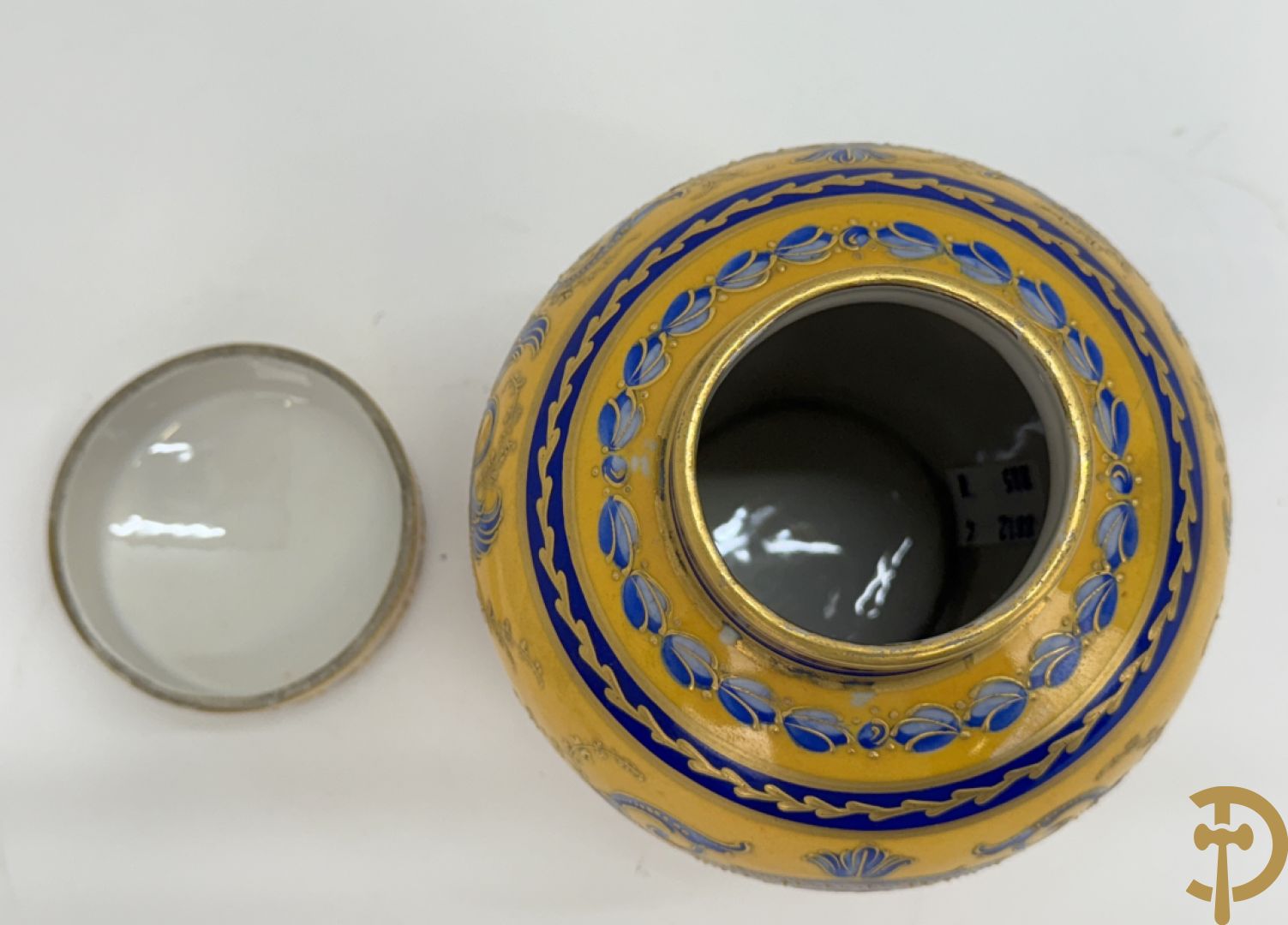Porseleinen Empire dekselvaasje met blauw en verguld decor op gele fond, onderaan gemerkt M.Imp. le de Sèvres (Manufacture Imperial de Sèvres)