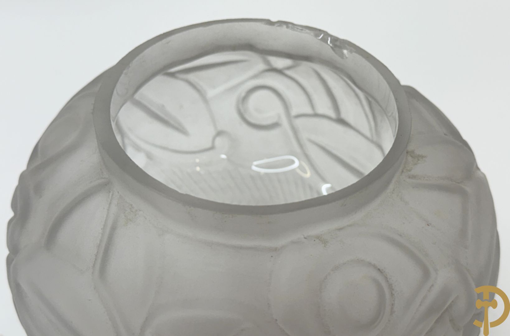 Geperste glazen Art deco vaas, Scailmont H.H. gemerkt  (Henri Heemkerk) + pique fleur in geperst glas met bloemenmotieven Scailmont gemerkt