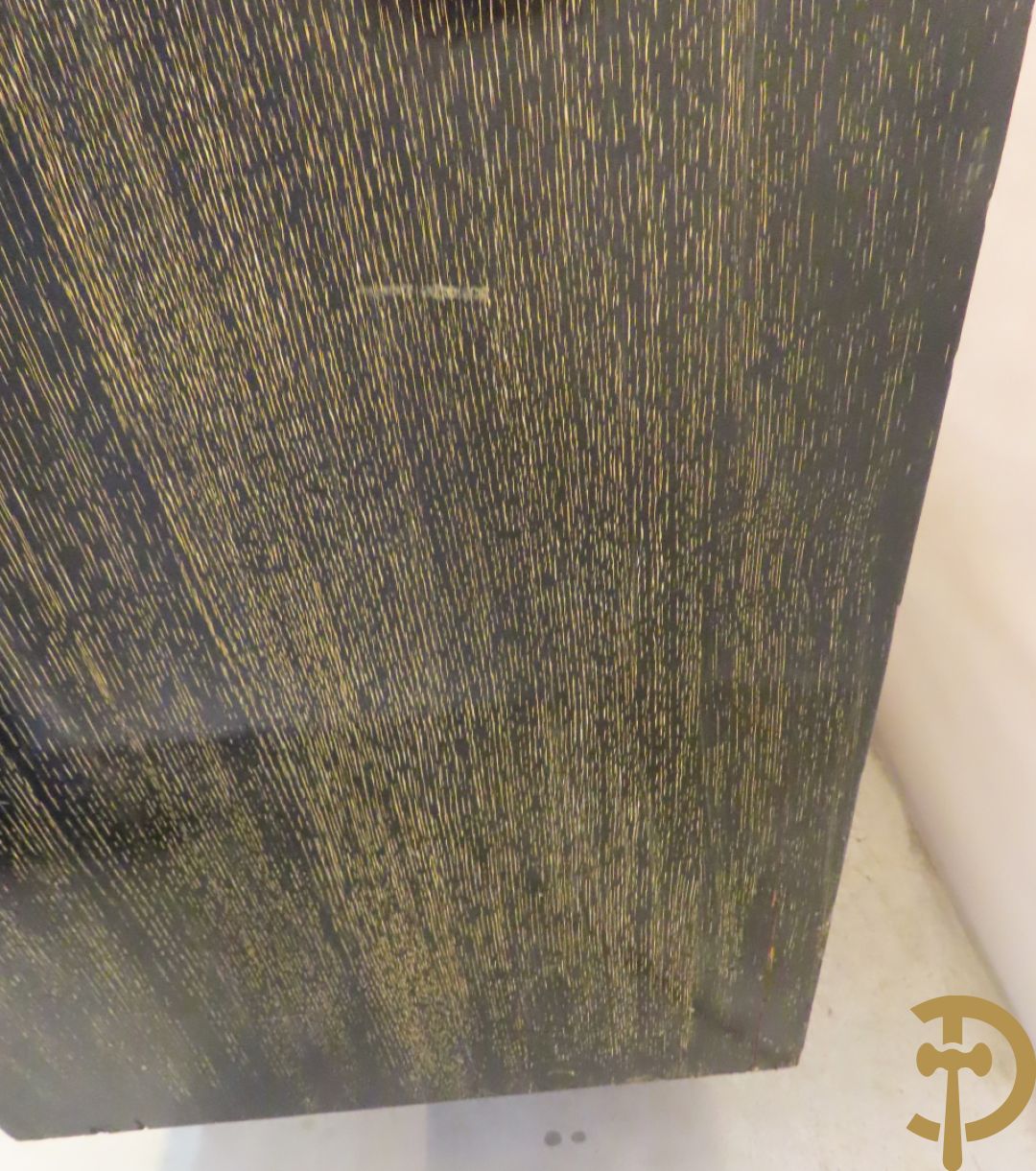 Art deco dressoir met 2 deuren en koperen baguette op sokkel