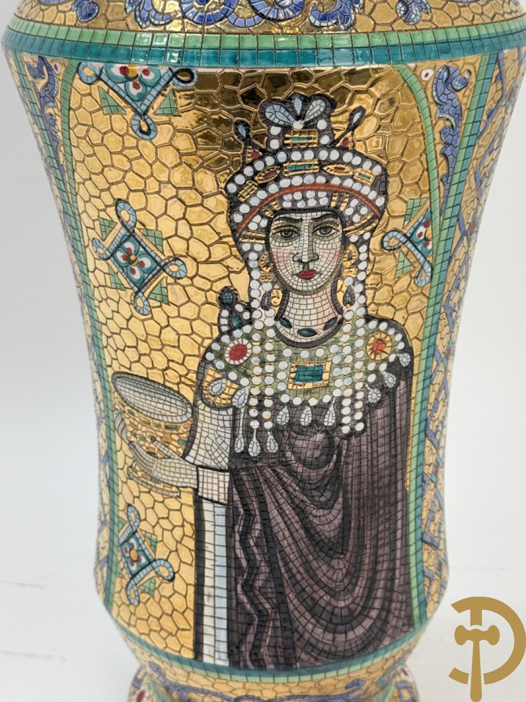 Twee Italiaanse vazen met verguld decor van personages en bloemenranken, Maioliche Deruta Italy 10005/45 en 10005/47