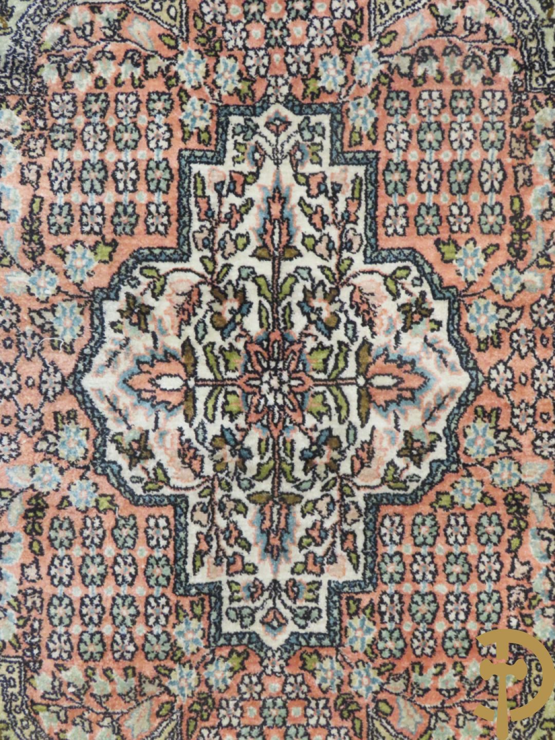 Oosters handgeknoopt zijden tapijt met bloemen- dierenmotieven