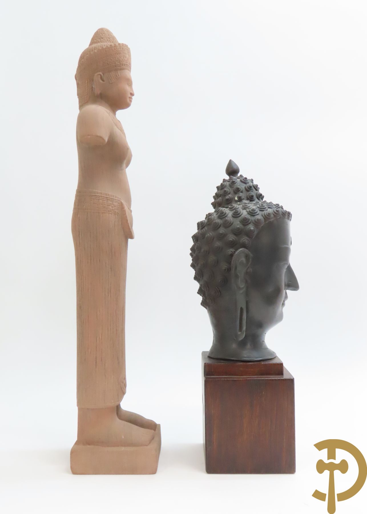 Bronzen boedhahoofd op sokkel + bronzen boedhistische figuur met snaarinstrument + stenen Khmer van boedhistisch figuur + stenen Kmer kopje