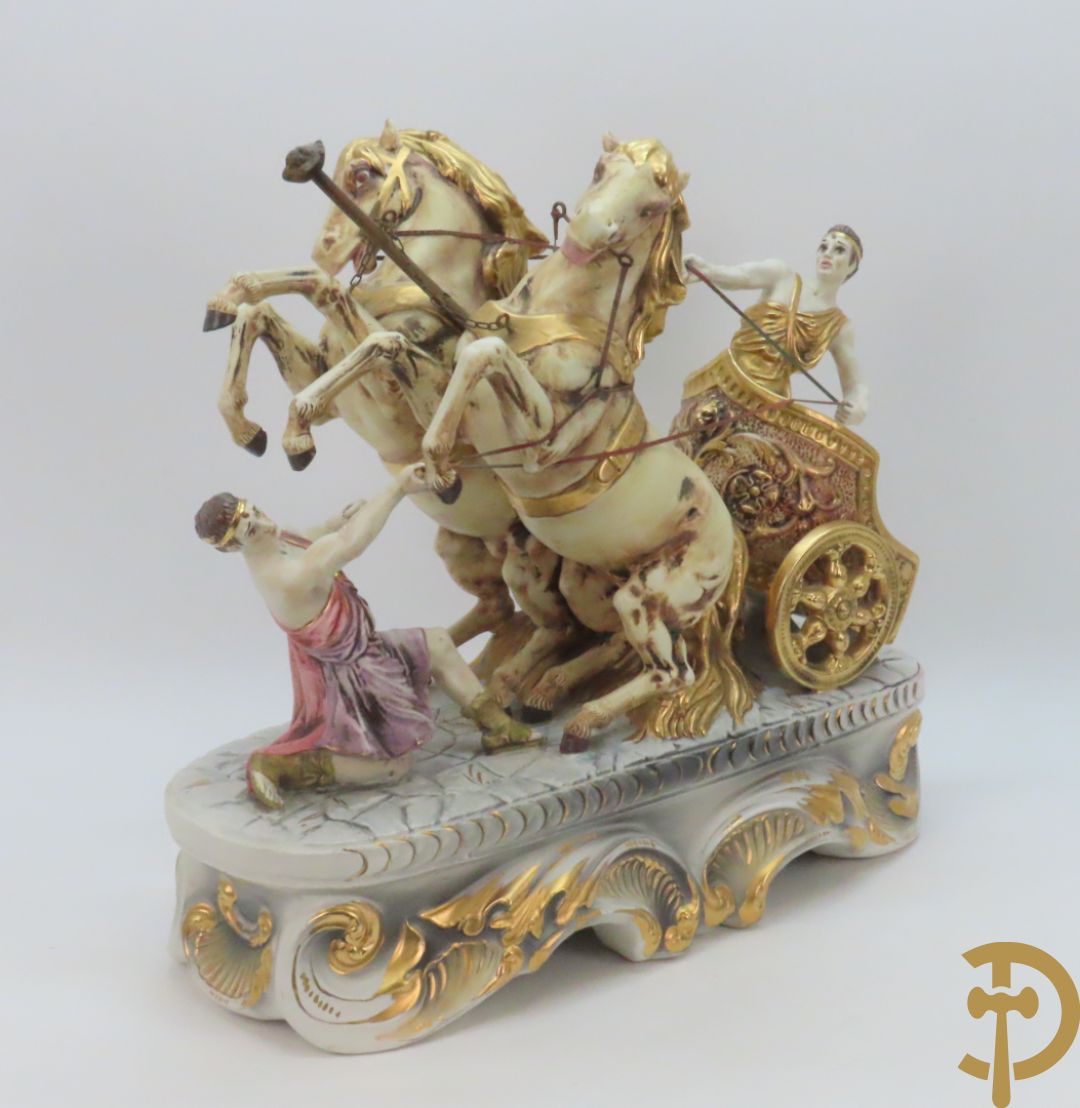 Beeld van strijdwagen met steigerende paarden 