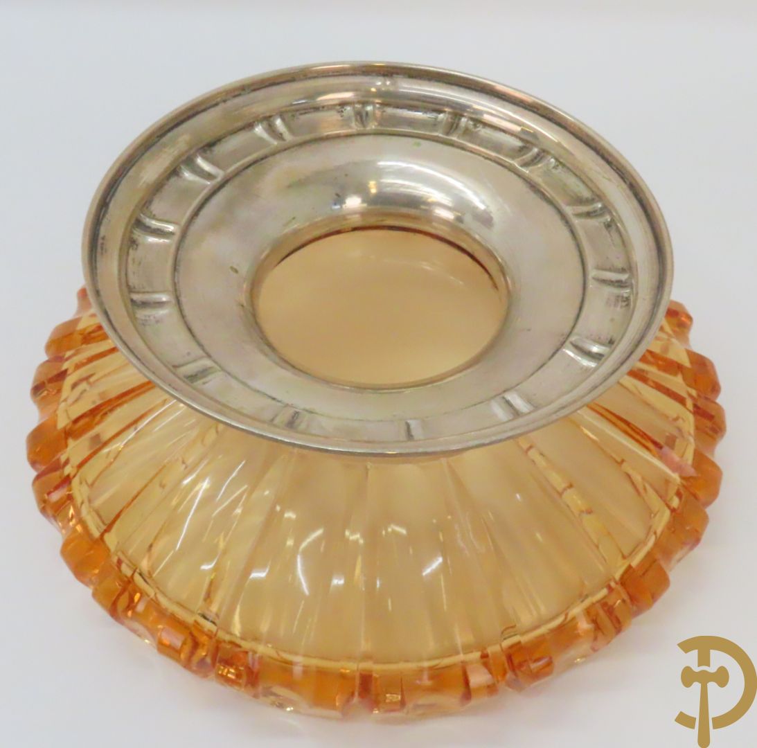 Gekleurde kristallen coupe op massief zilveren voet, gemerkt HB